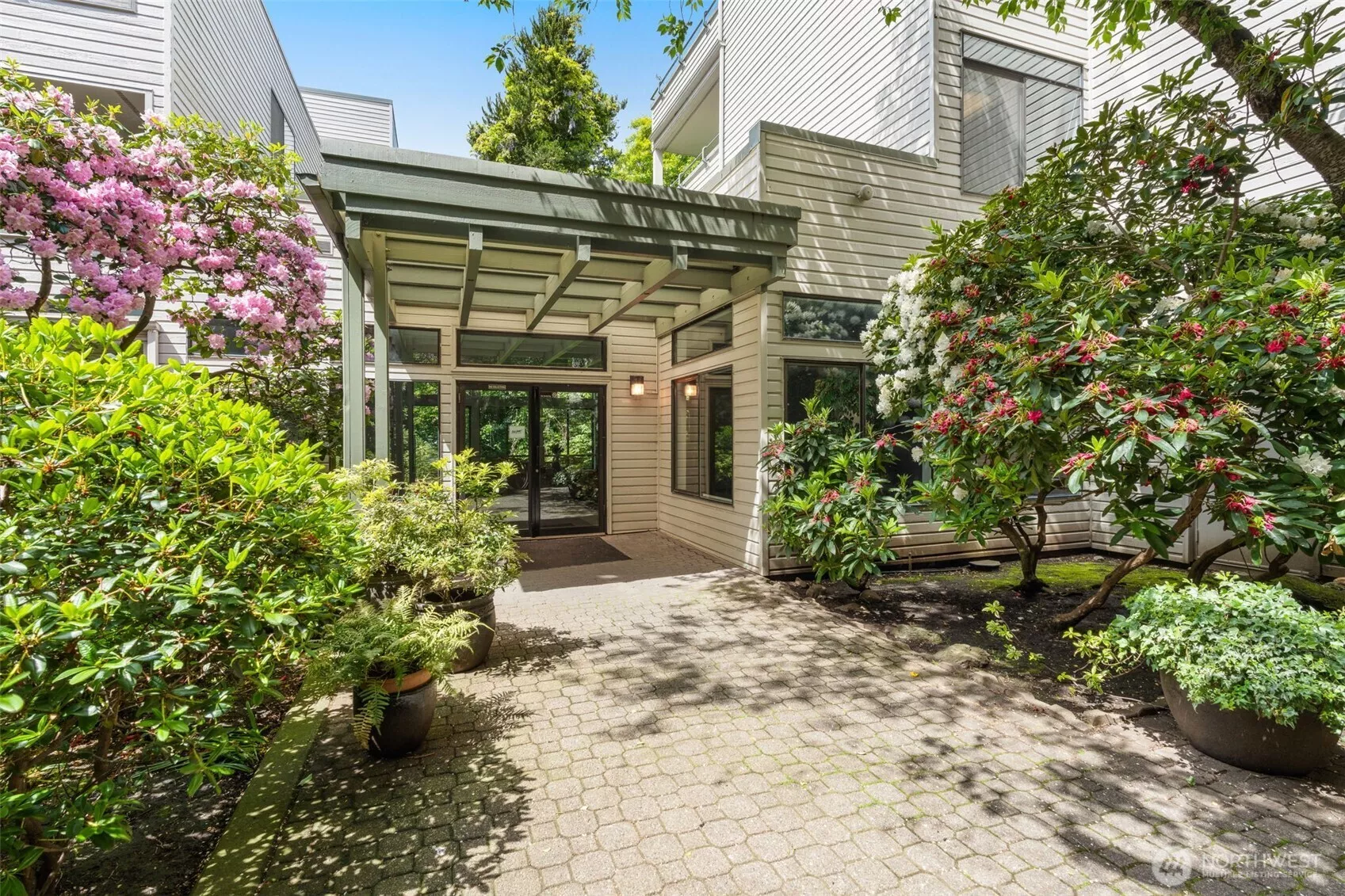 Welcome to Summit Ave! Ideal walkable location with close proximity to the light rail, Amazon, SLU, I-5 and so much more!