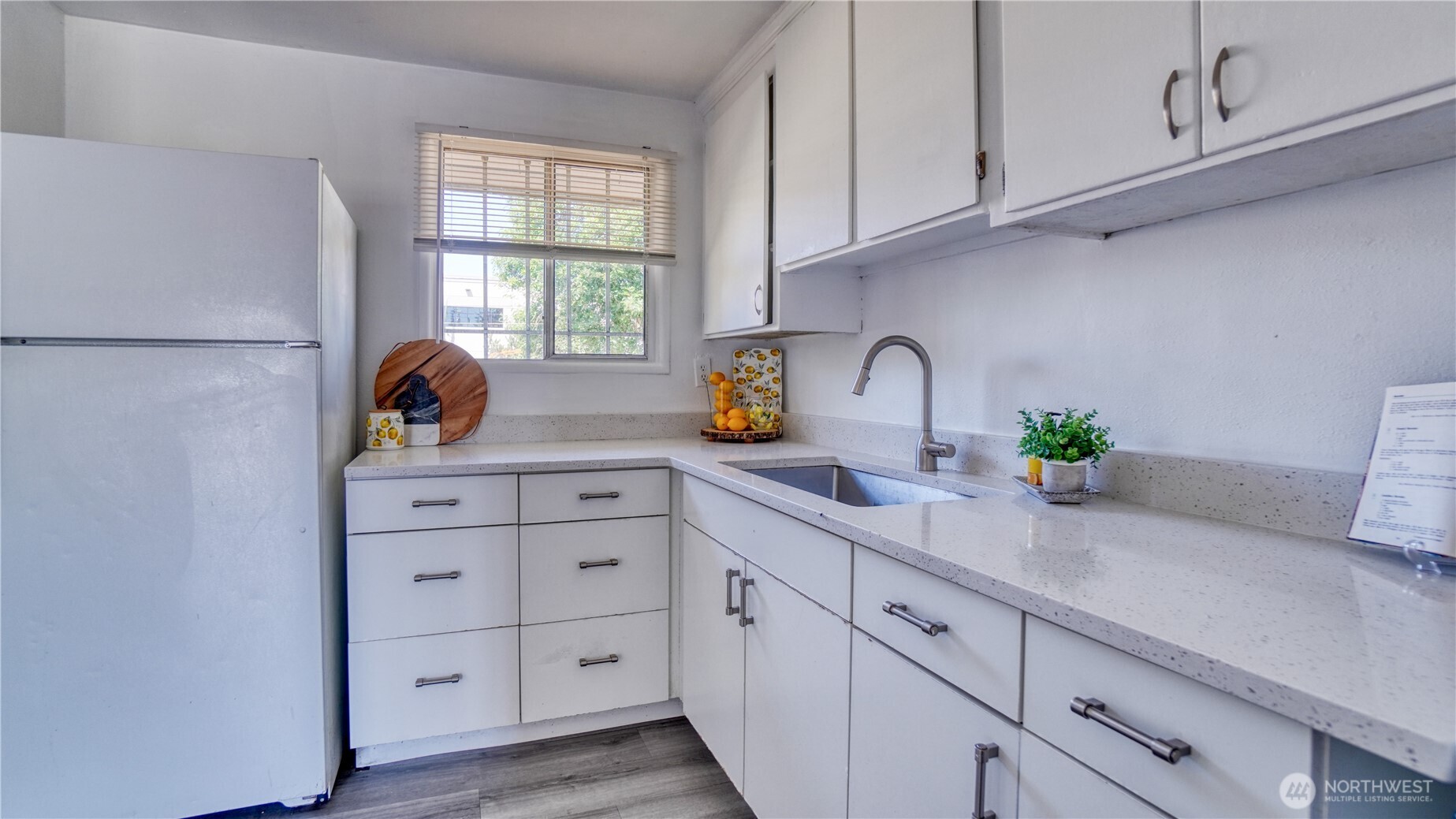 Large farmhouse undercount sink