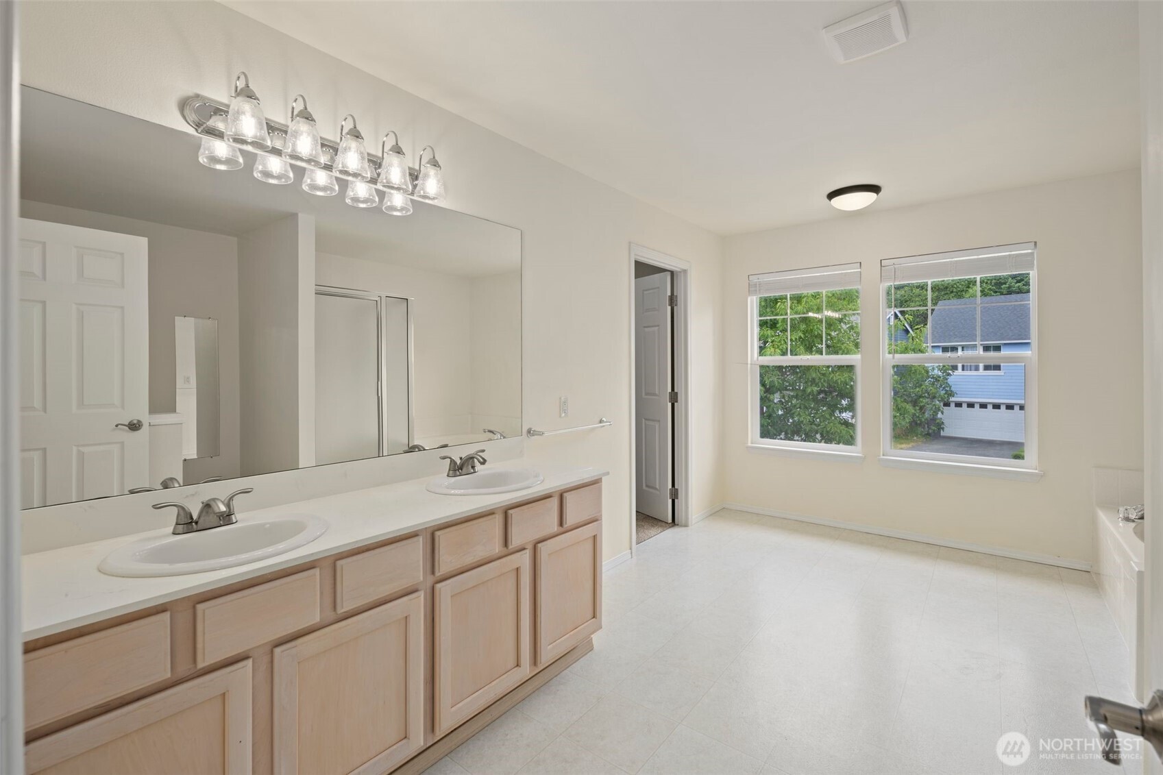 Primary bedroom bathroom
