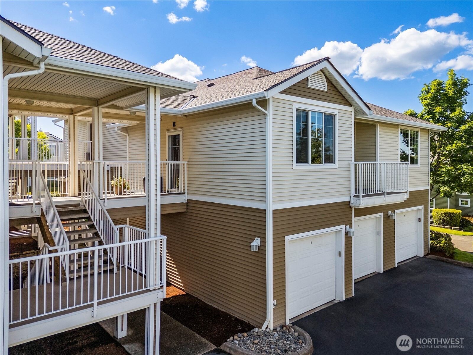 This upper level unit, with no neighbors below, is super quiet.