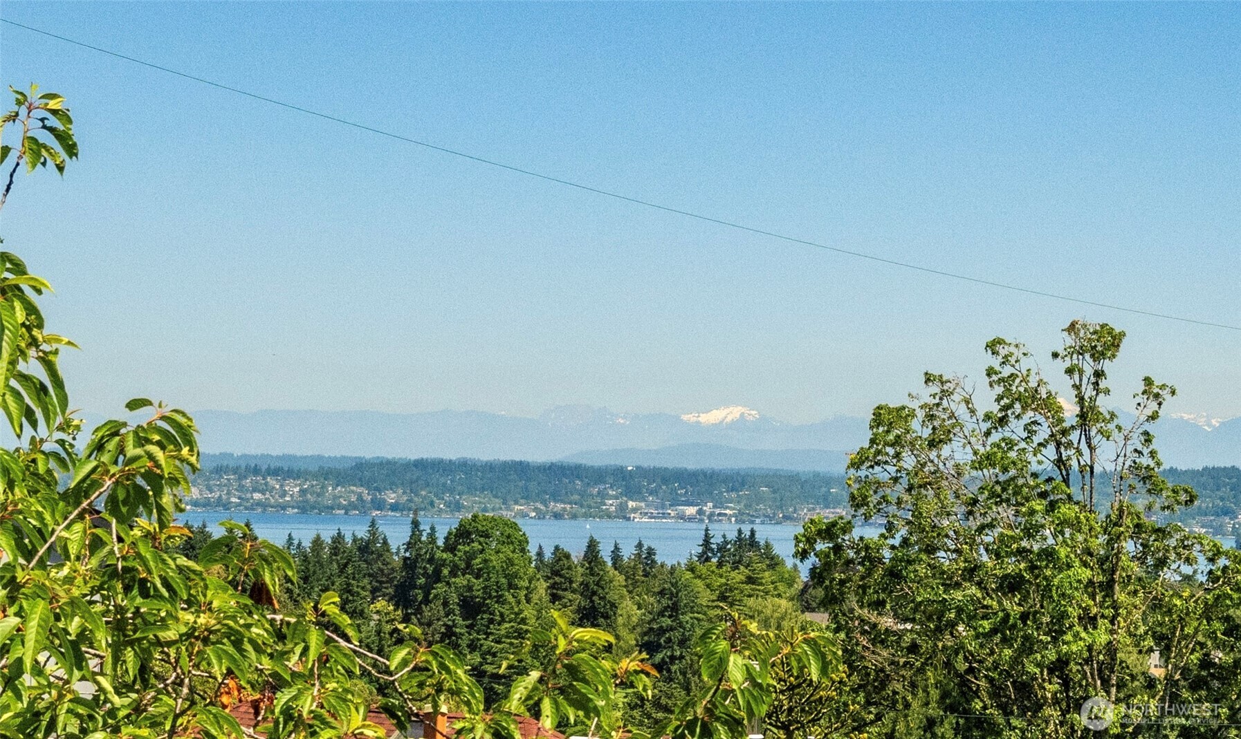 East facing views over Lake Washington from the upper balcony - for stunning sunrises!
