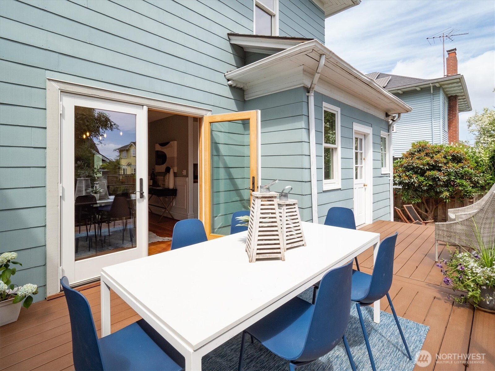 Lovely, recently built back deck.