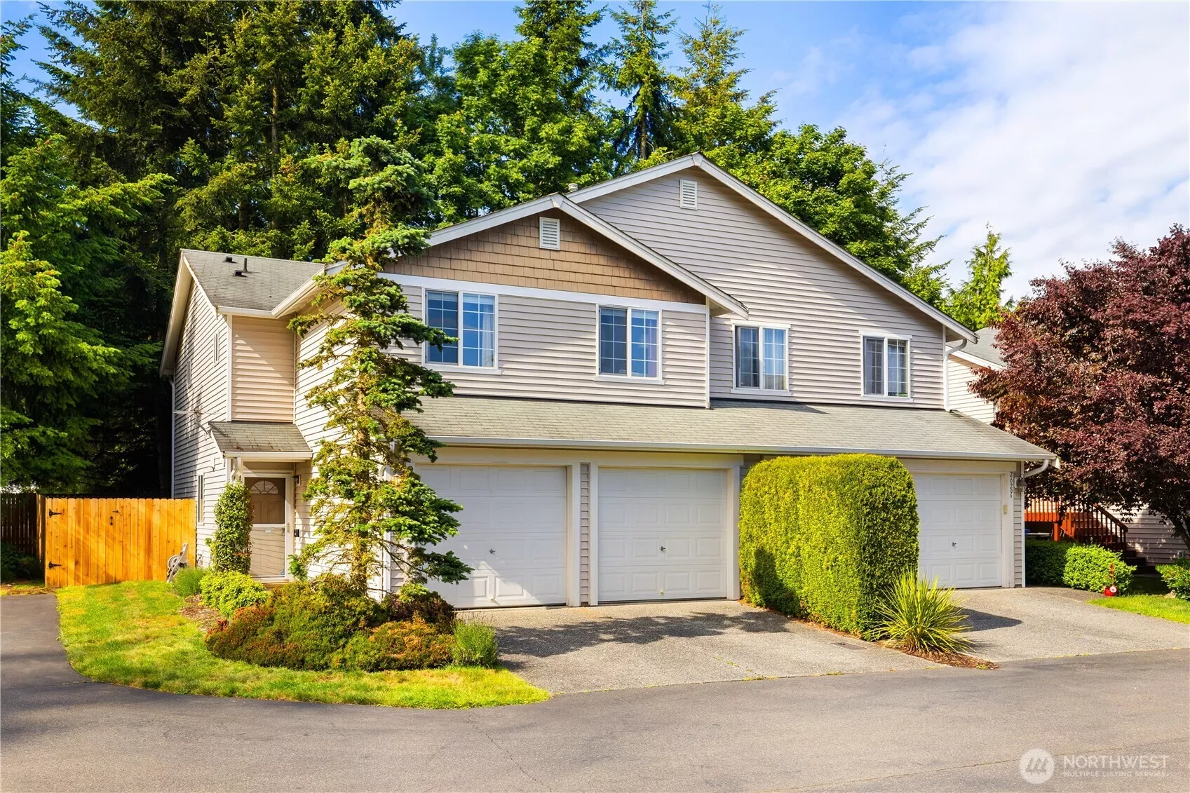 3 bedroom 2.5 bath townhome located in South everett.