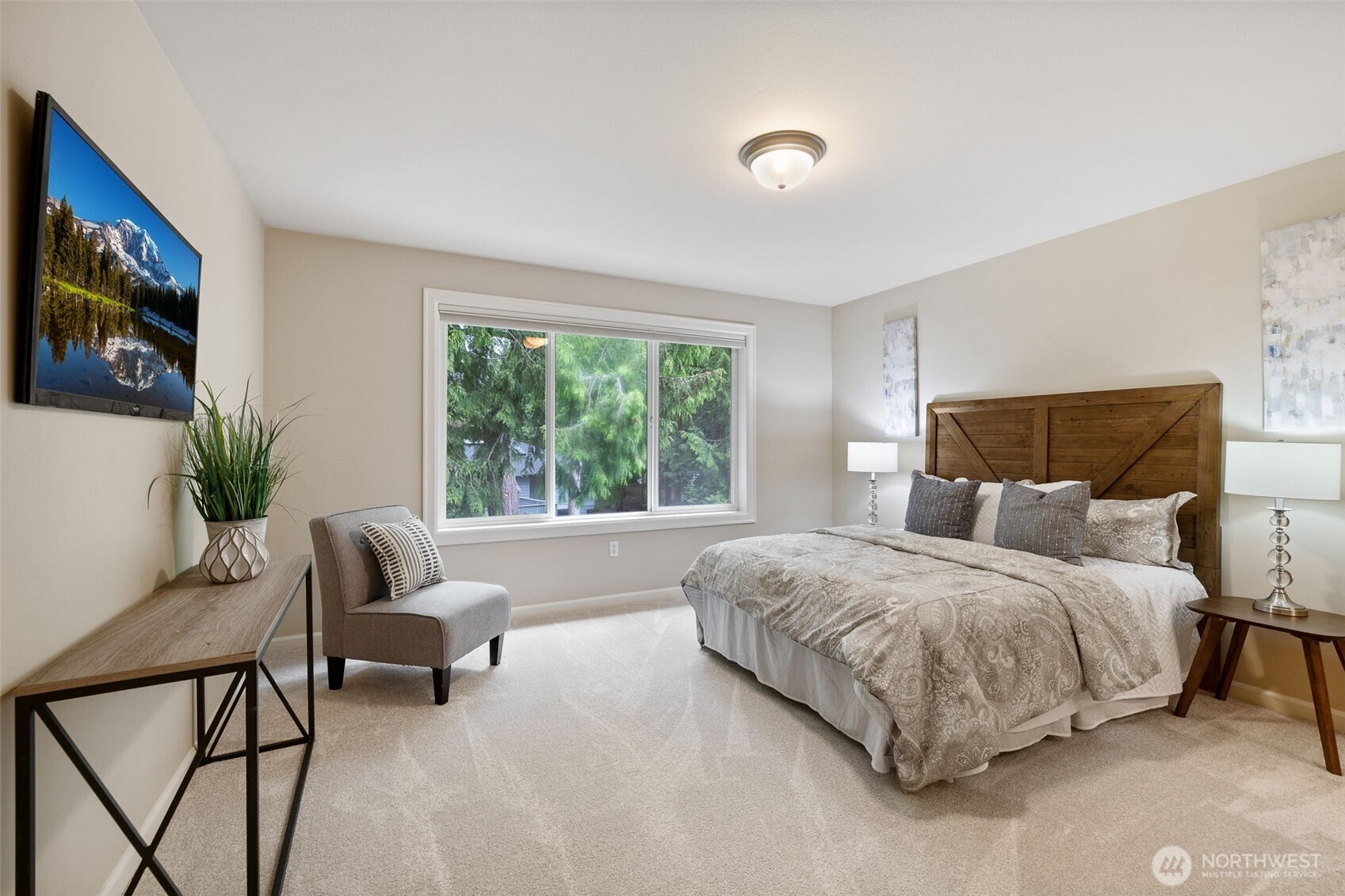 Bedroom with en-suite bath and walk-in closet.