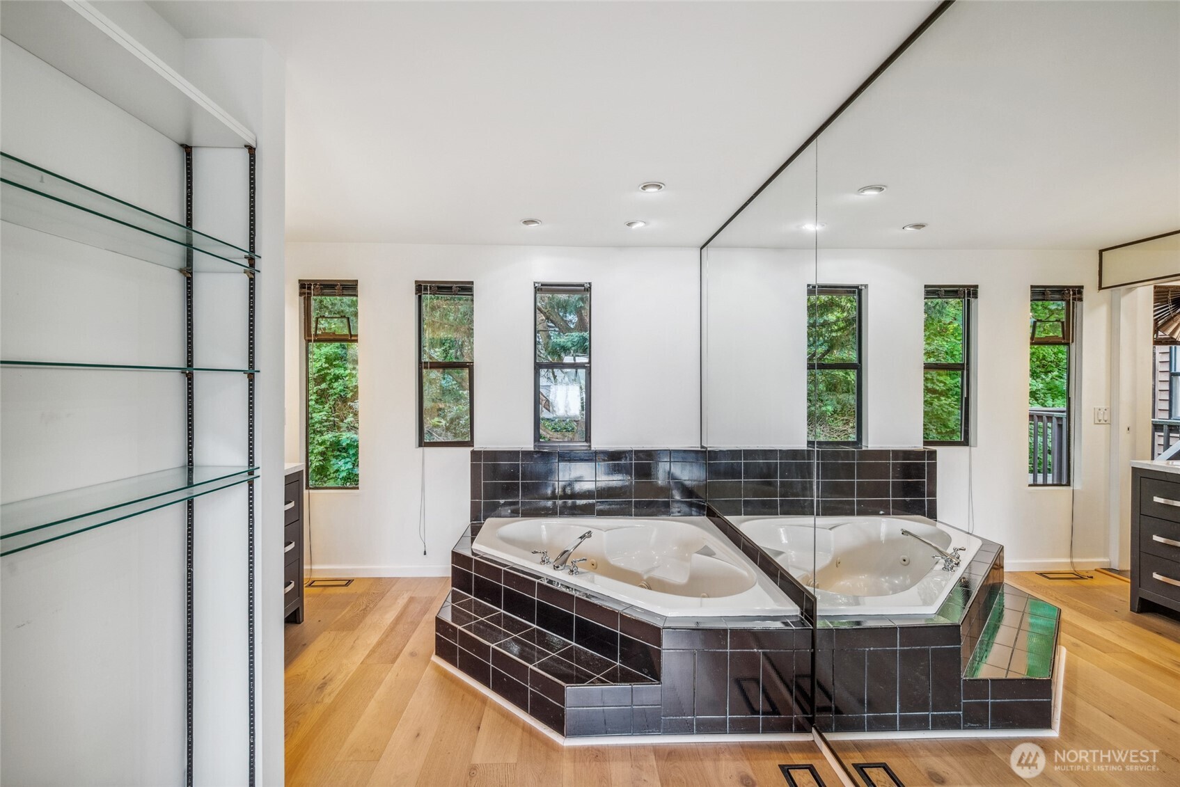 Jetted soaking tub