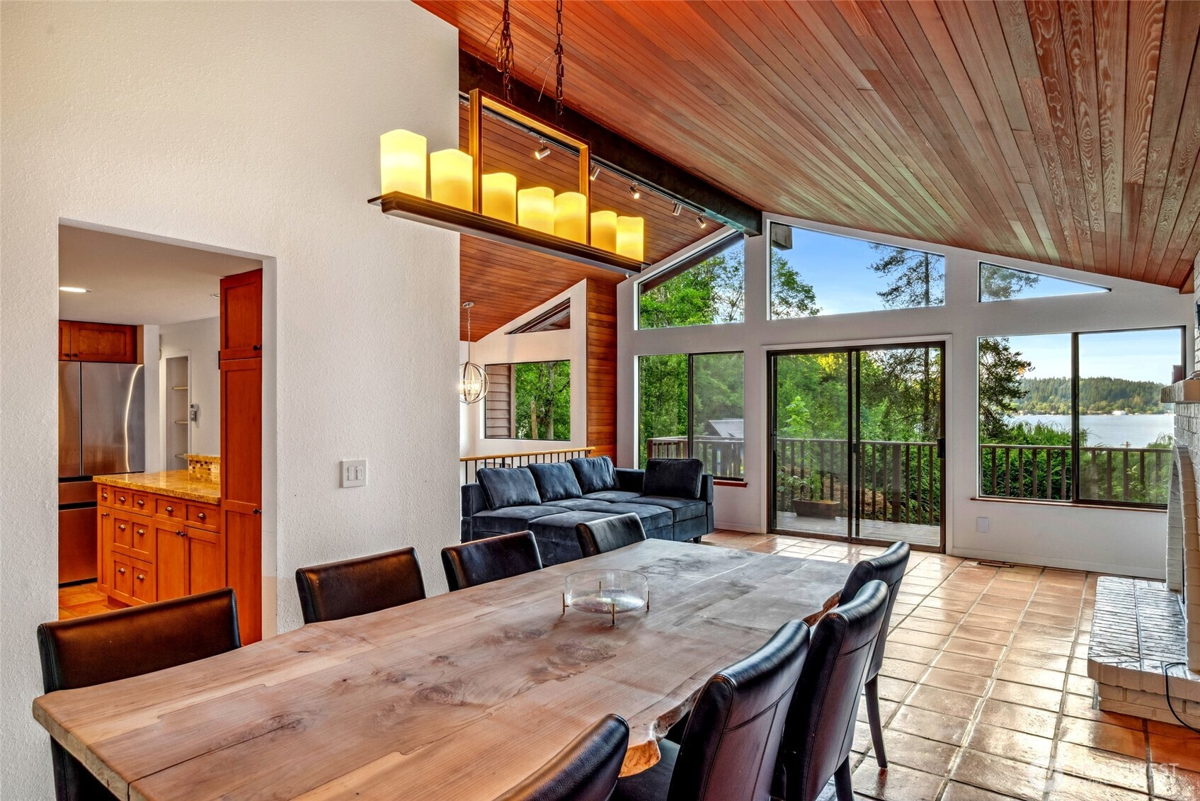 Dining room. 1000 words.