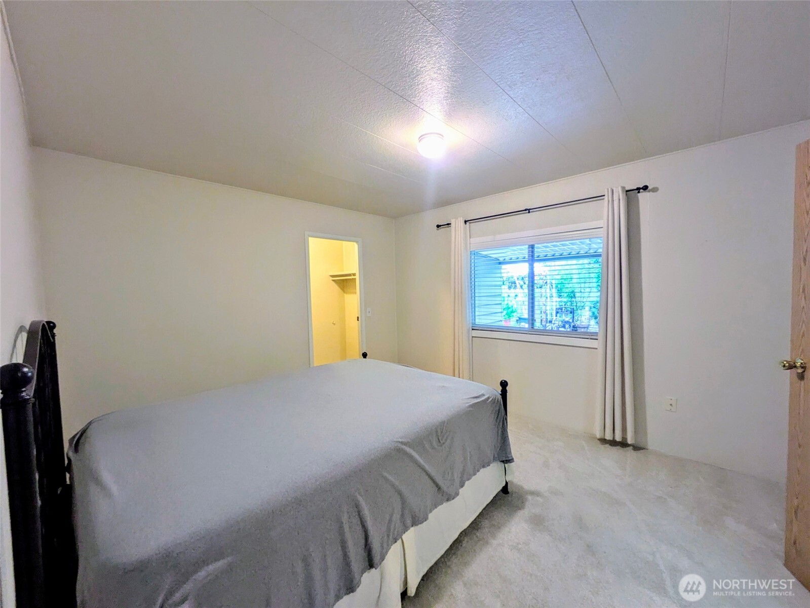 Showing the walk-in closet.