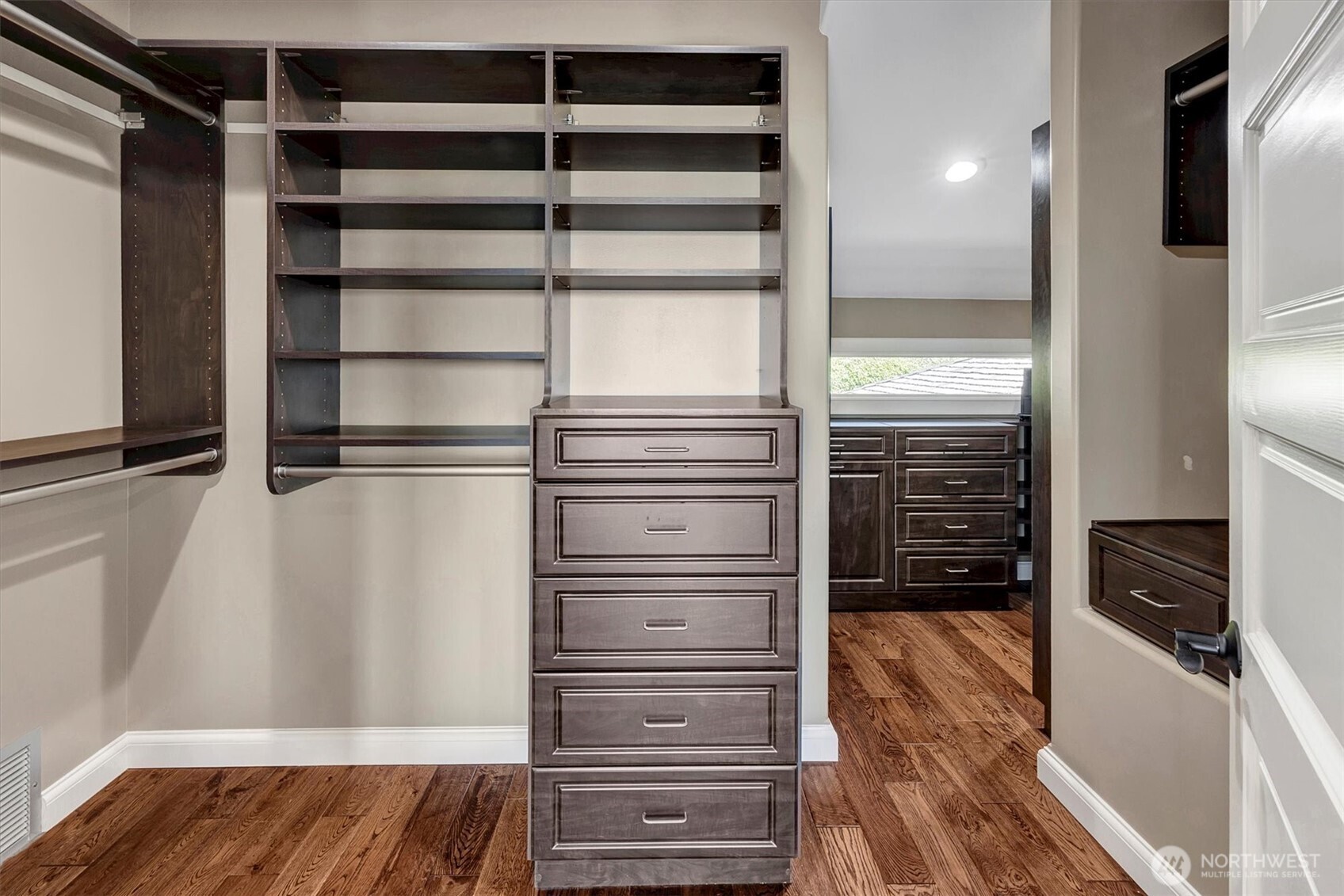 2 walk in closets in the primary suite