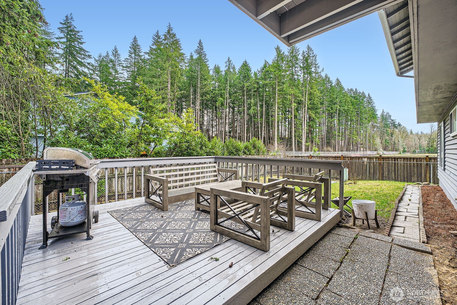 Full Size Deck and Large Yard (Lower Level Access)