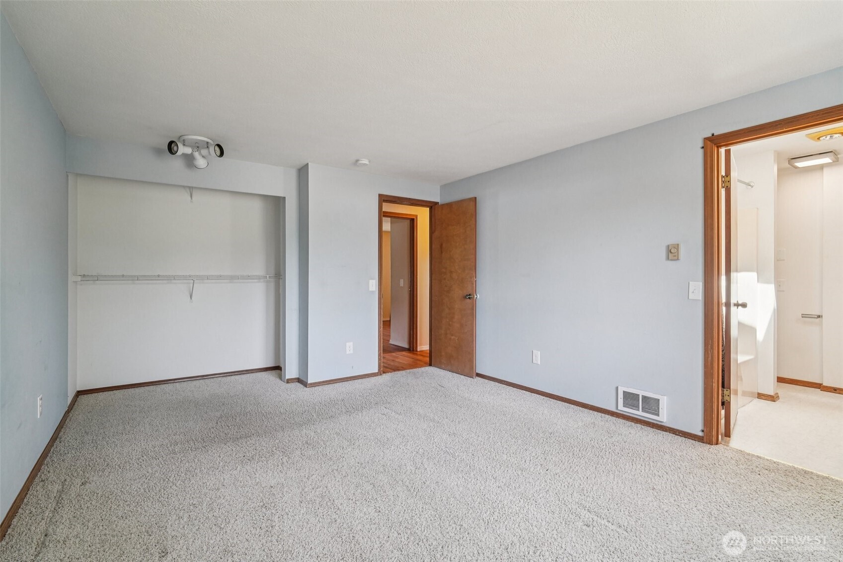 Primary Bed w/ En-Suite. (Full Bath)
