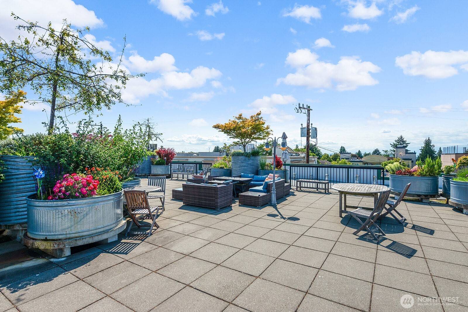 Lots of space to enjoy the views. Owners have the opportunity to garden toe containers.