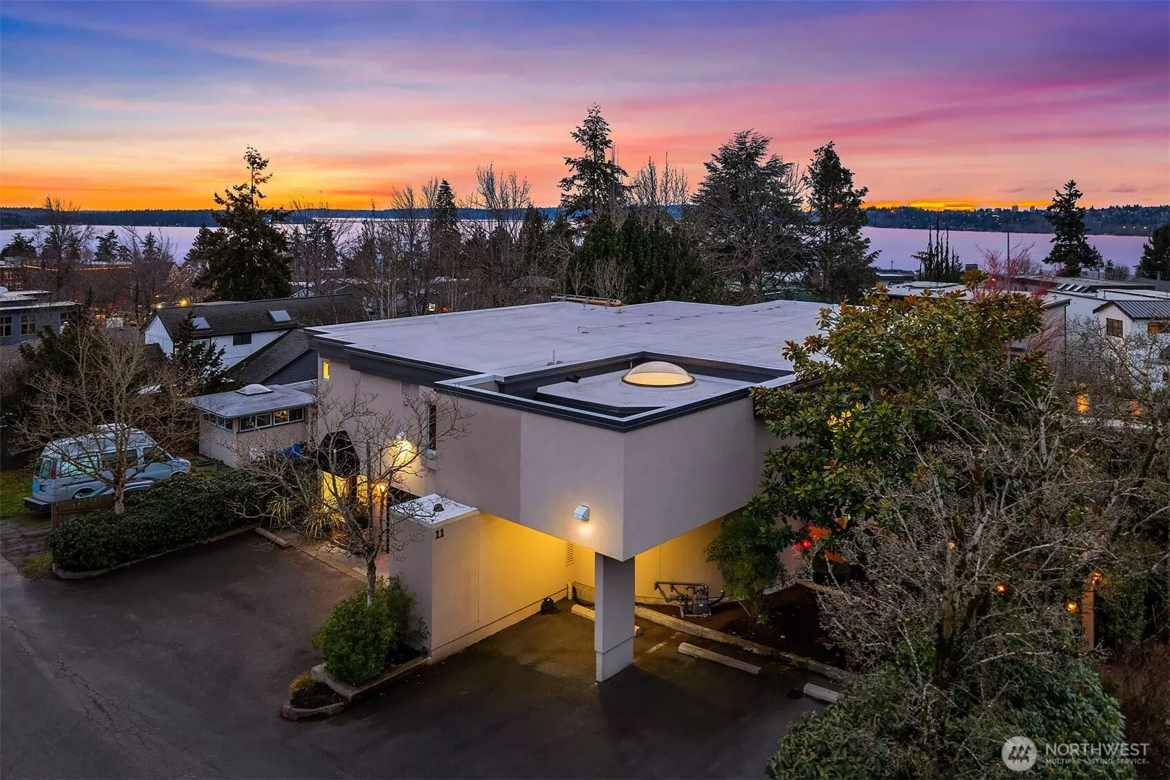 Welcome to 7 10th Ave, blocks from DT Kirkland.