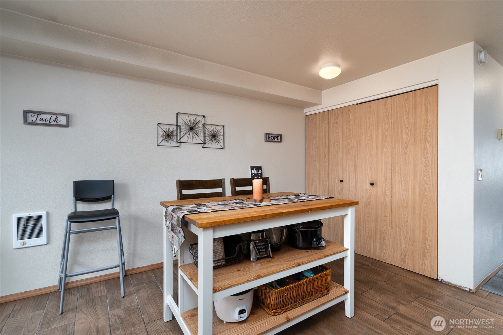 Eat in Kitchen space