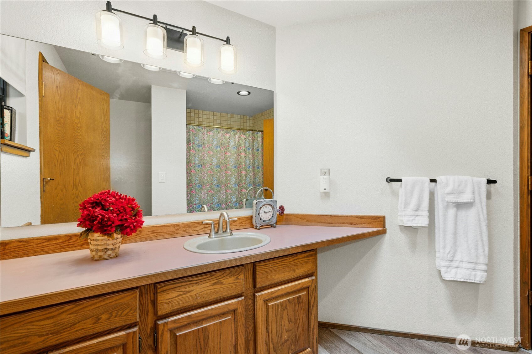 Full bath with tub/shower off hallway