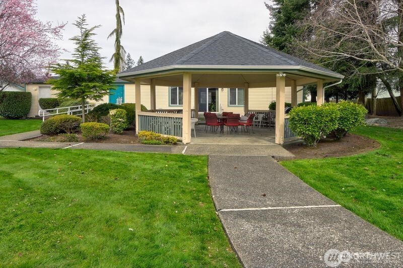 Another view of the Gazebo area and the outdoor seating akkomodations.