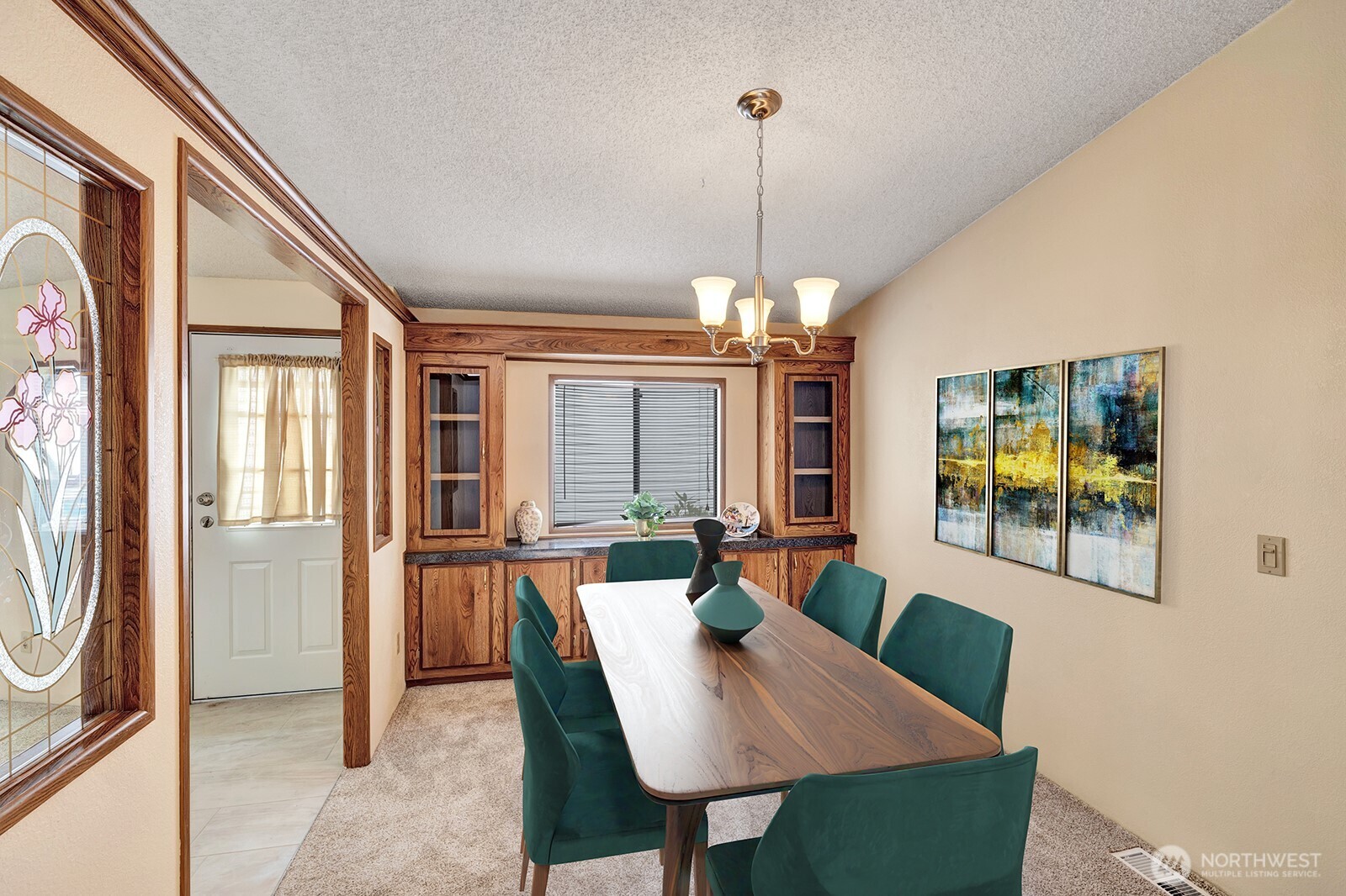Formal dining room has built in hutch for all your dinnerware and accessoires. Room for a 6 -8 setting table plus additional furniture.