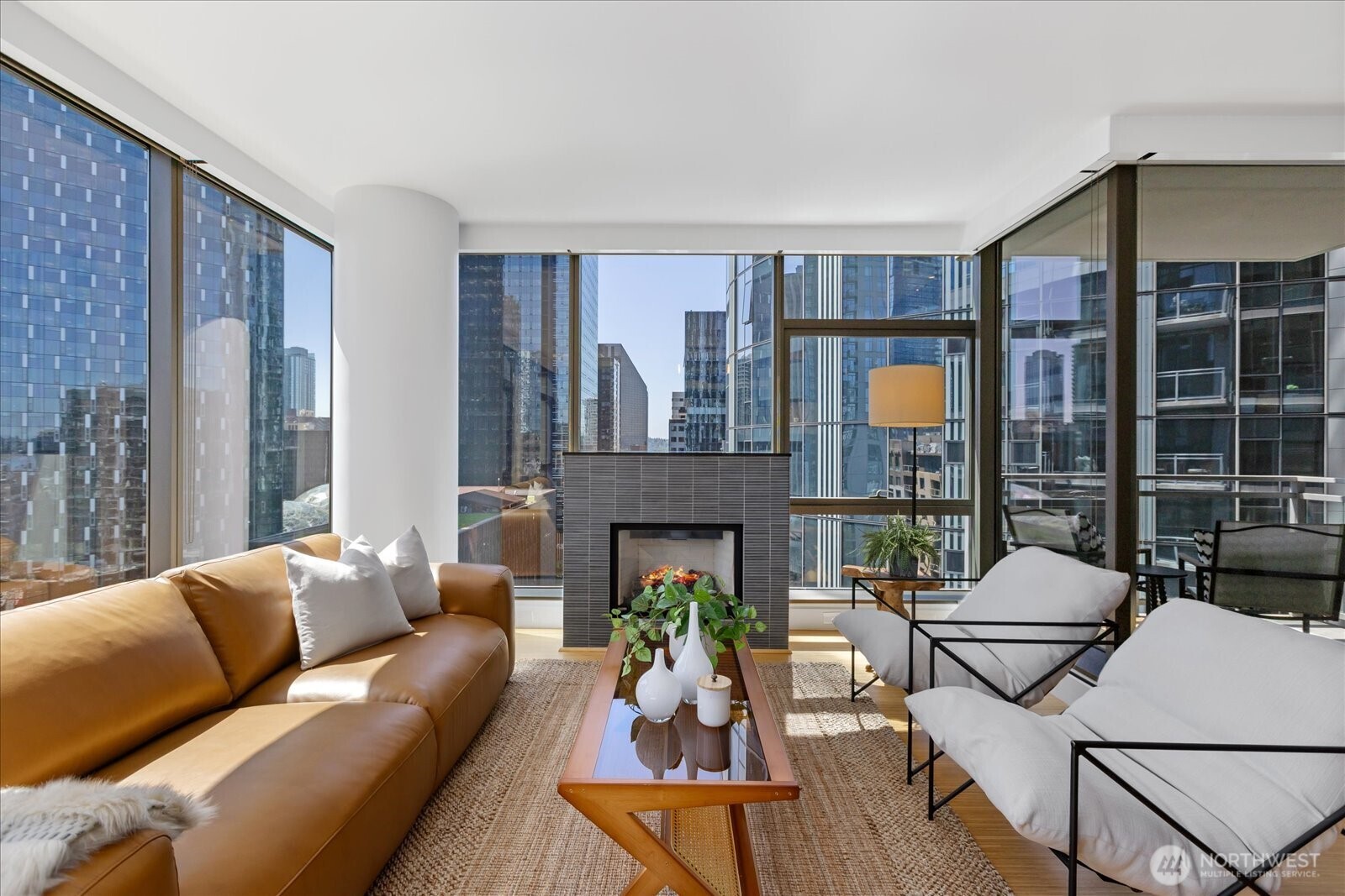 2 bedroom modern downtown condo - close to all things Seattle! Art galleries, restaurants, waterfront, parks, shopping, entertainment.
