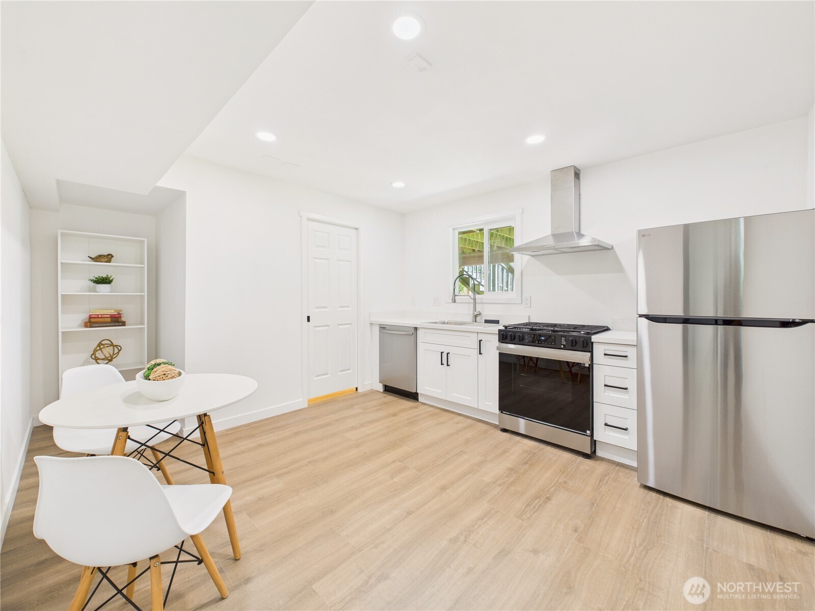 lower full kitchen