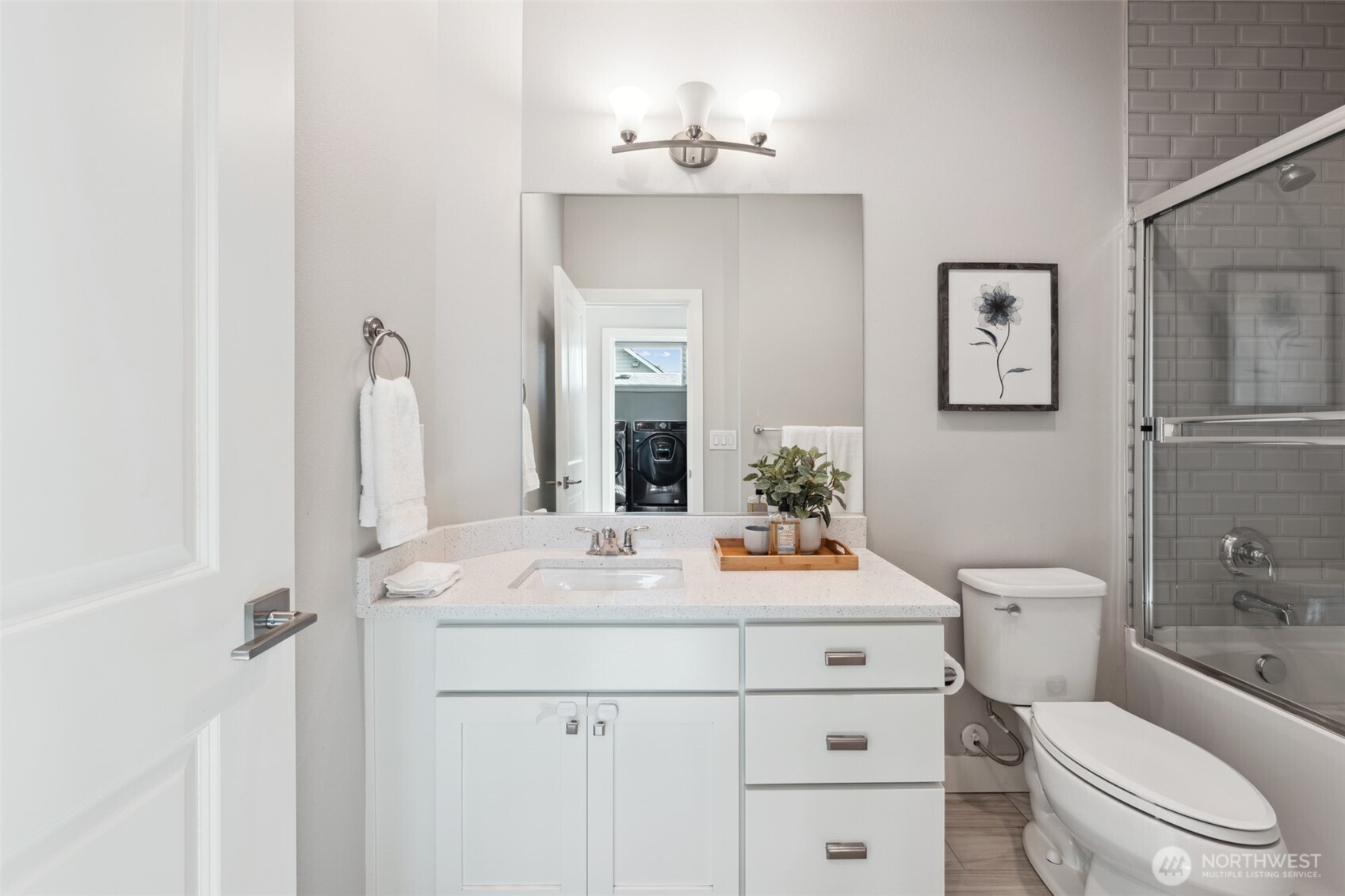 Upstairs Full Bathroom