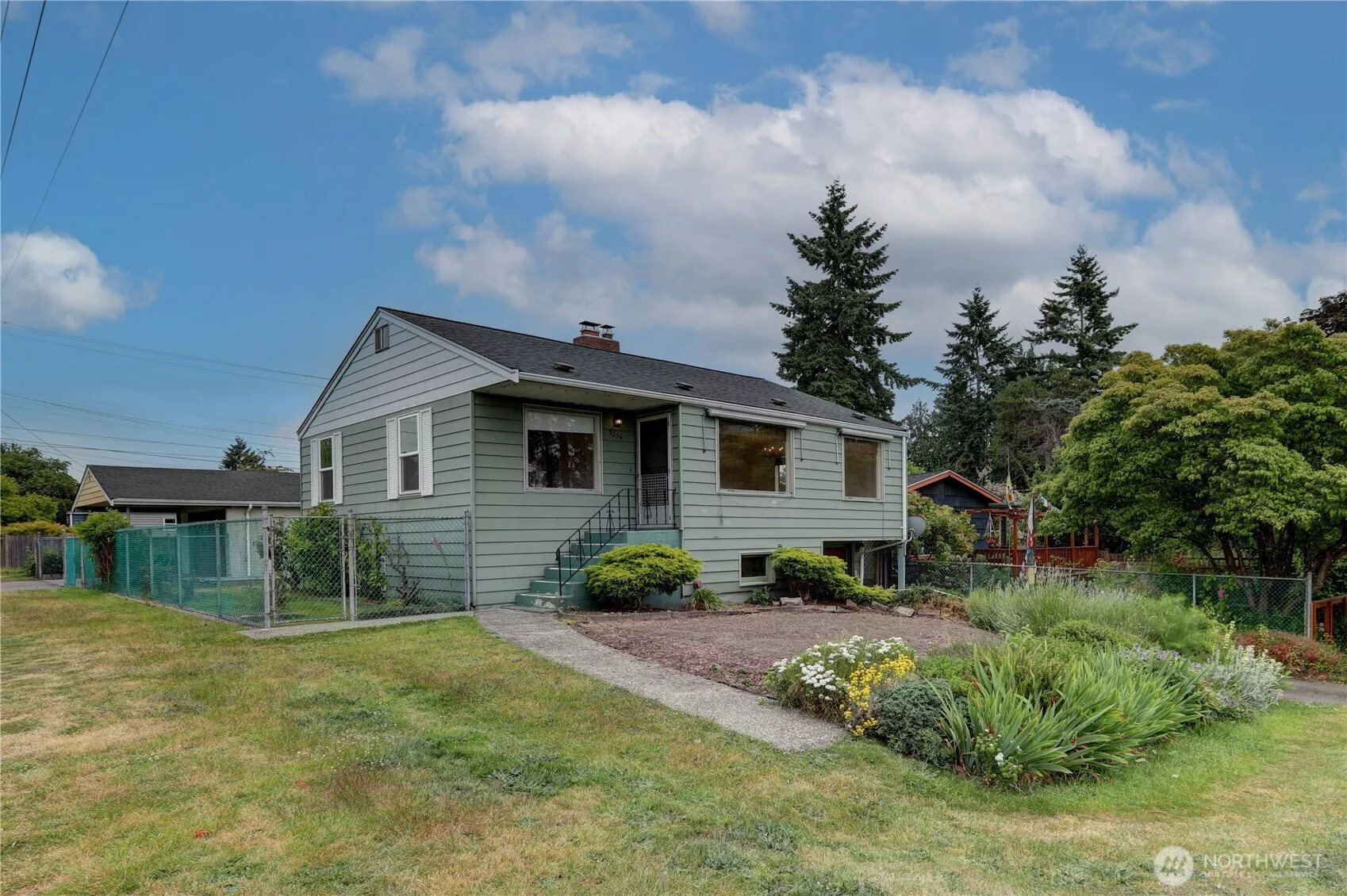 Welcome Home and enjoy all the best Greenwood has to offer!
