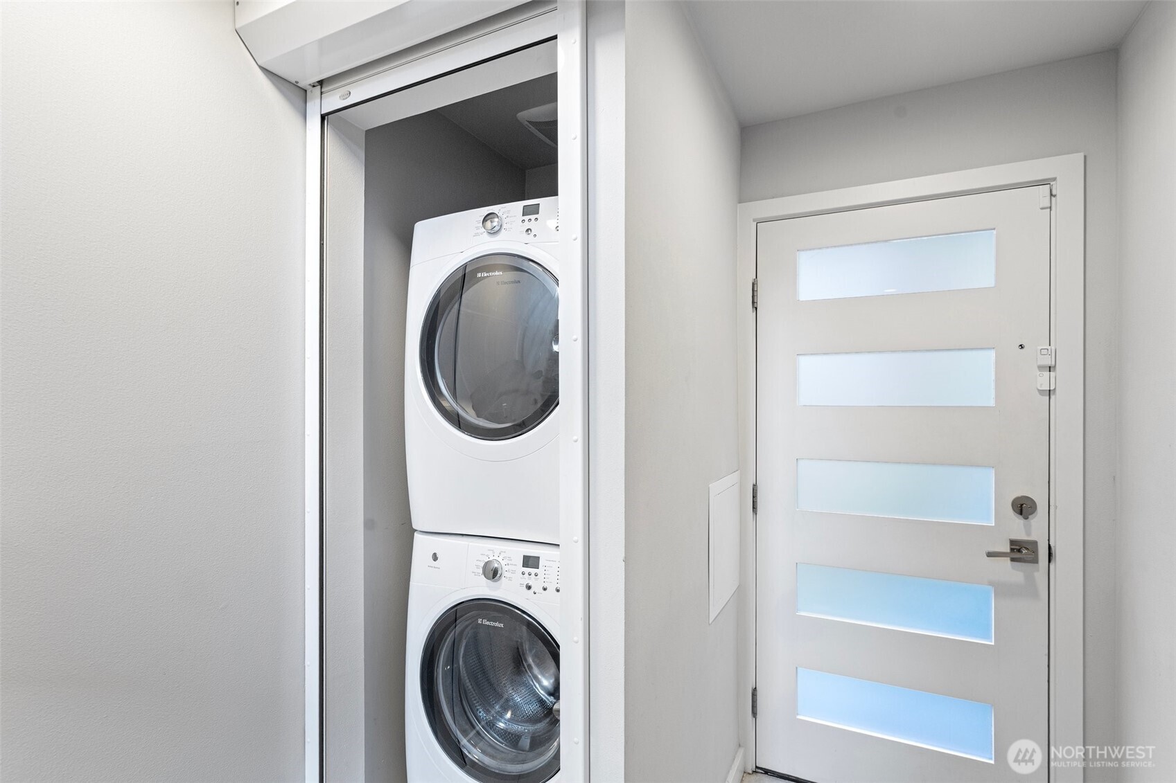 Stacked laundry unit