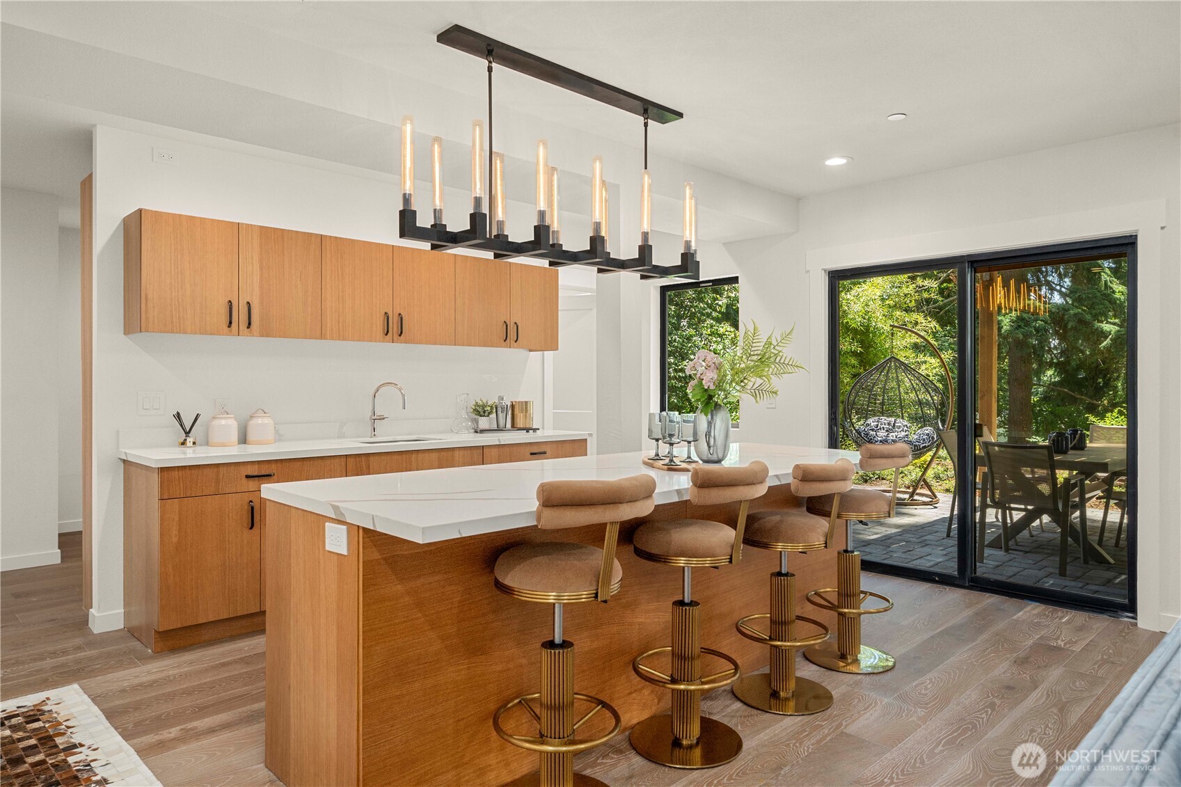 The downstairs wet bar adds a touch of luxury and convenience—perfect for hosting guests, game nights, or movie marathons.