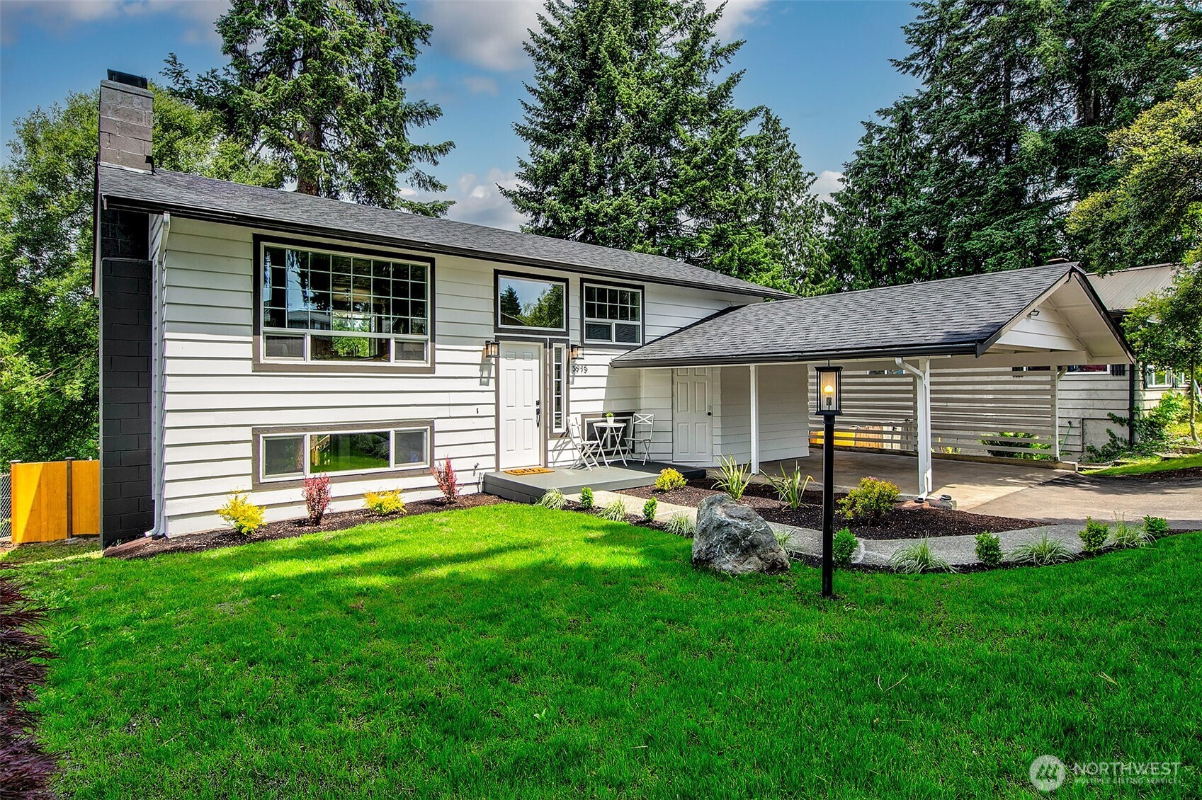 New exterior paint and landscaping!