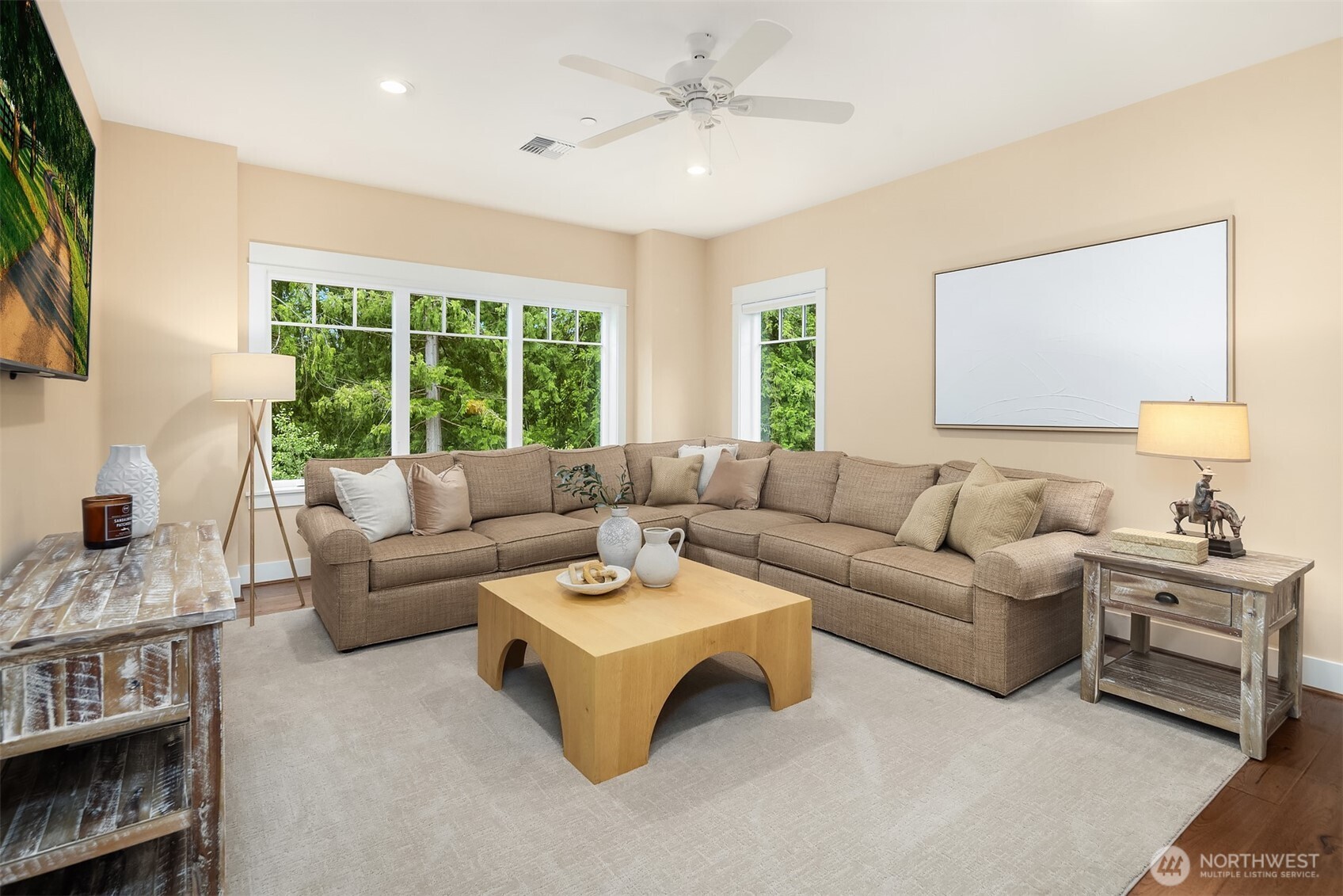 Large Upper level bonus room. Perfect for theater, game room, playroom, or Rec Room.