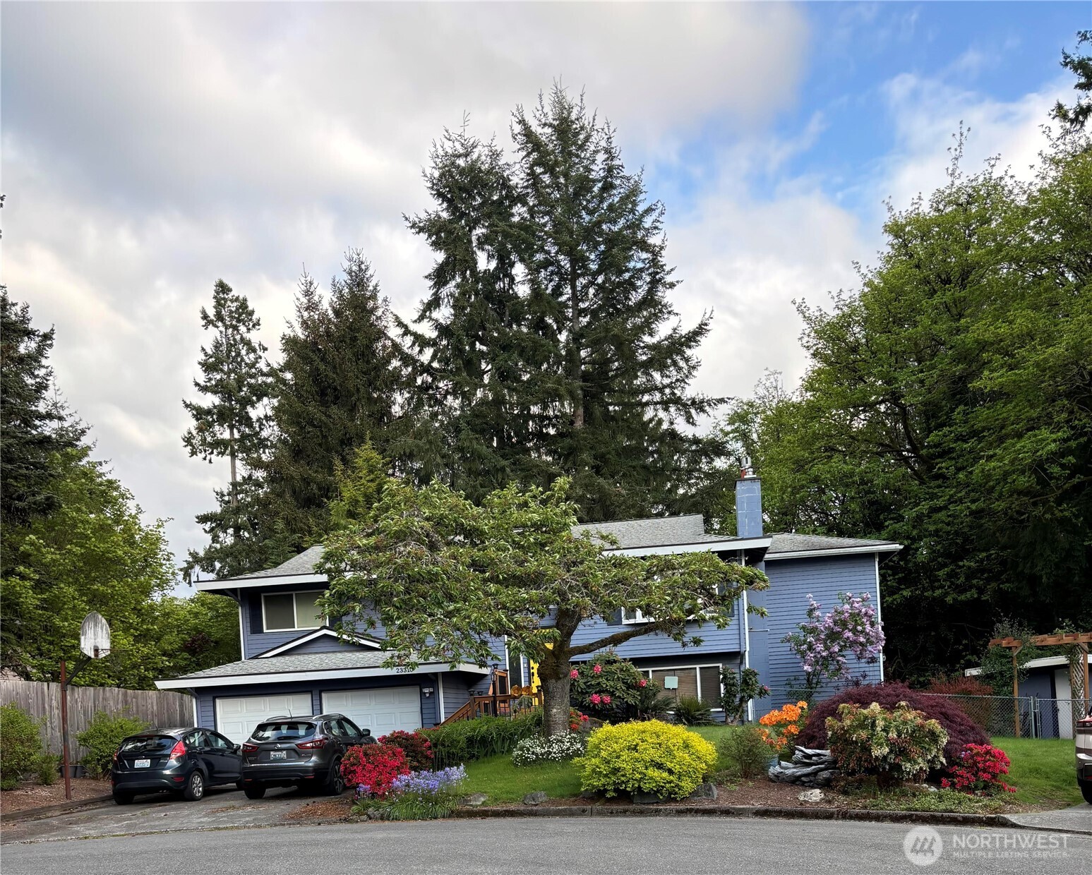 Look at how colorful the yard is when the flowers are in bloom!