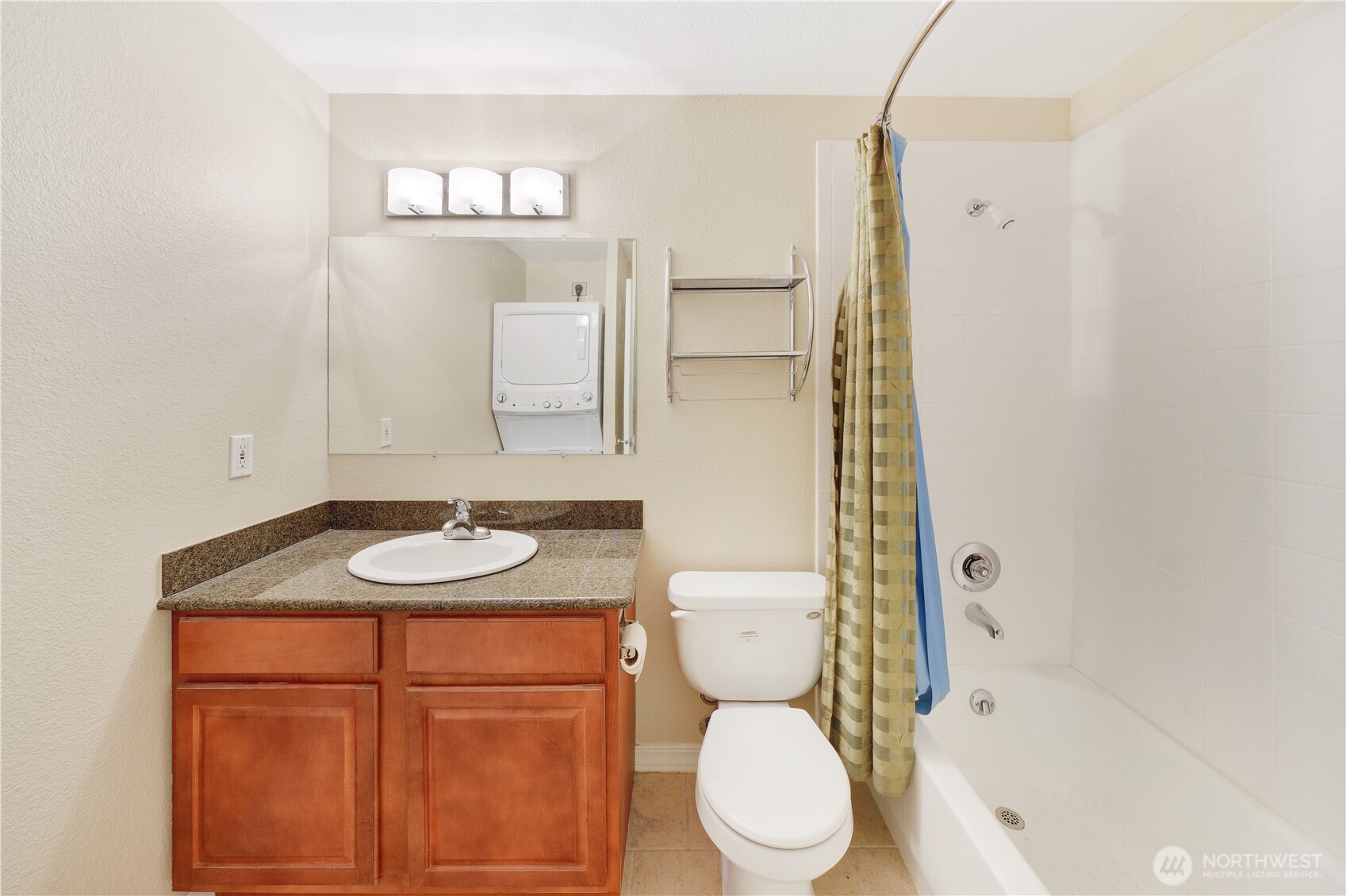 Full guest bath with washer/dryer