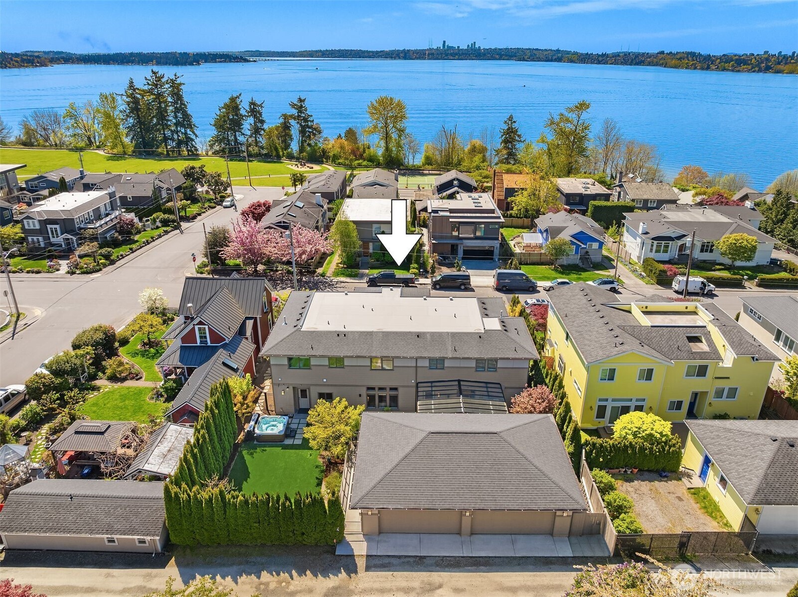 Live steps from Kirkland’s vibrant downtown, with beaches, parks, restaurants and cafes all within easy reach.