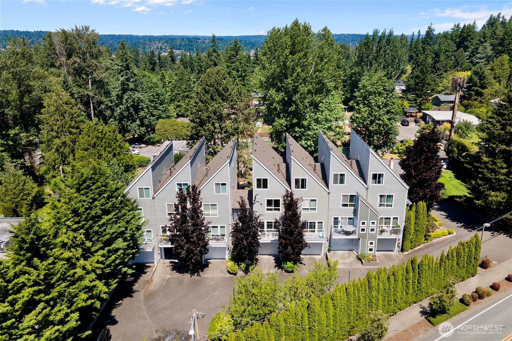 Just minutes from Inglewood Golf Club, Lake Washington North Boat Ramp and Kenmore Community Rowing Club, North Lake Marina