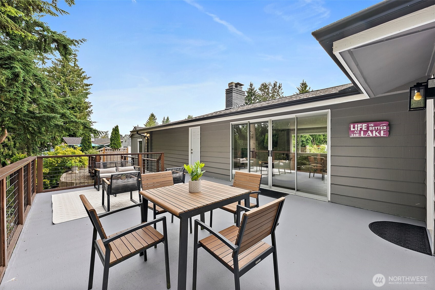 Huge deck, great for entertaining!