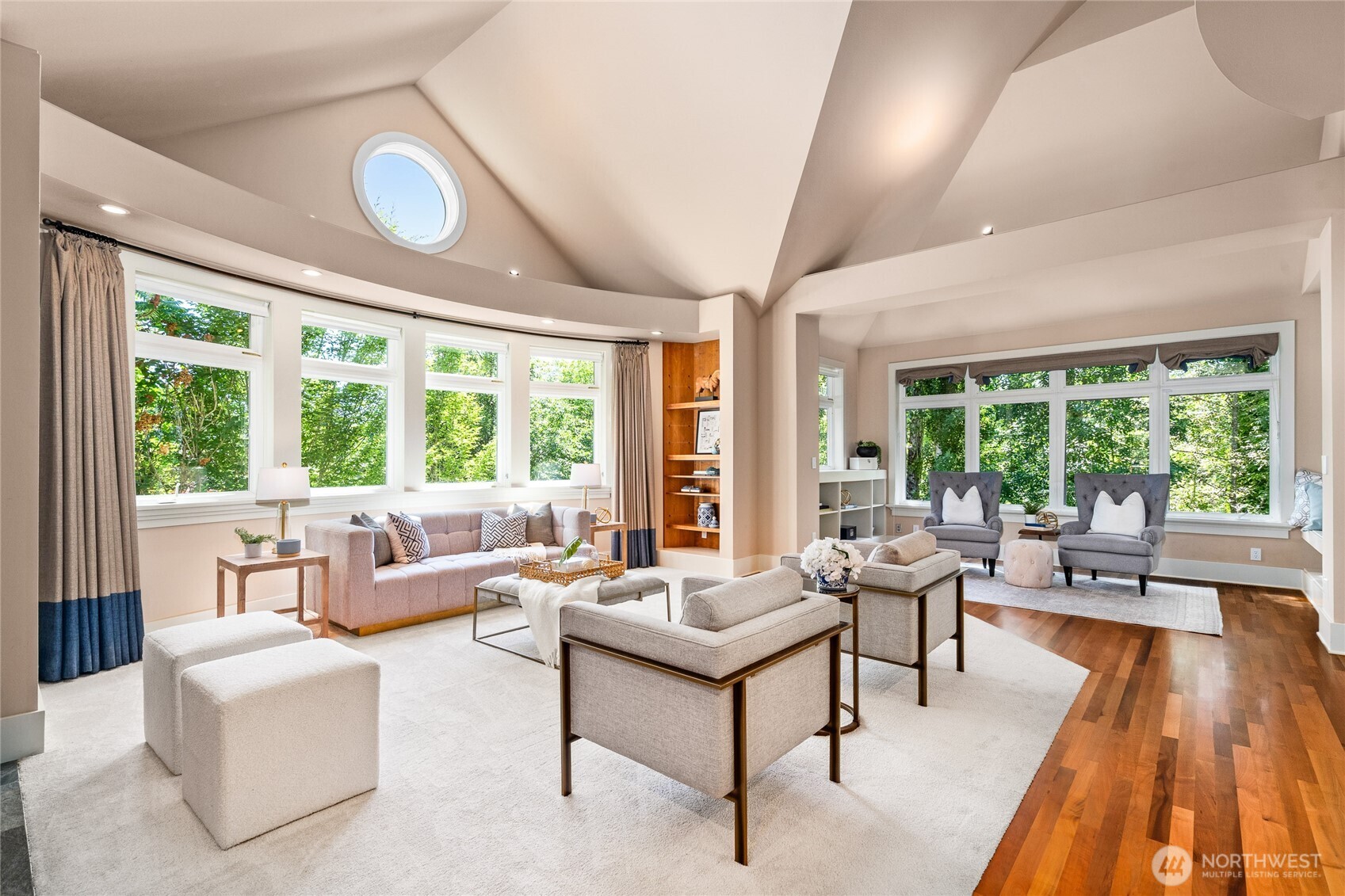 Great Room w Vaulted Ceilings