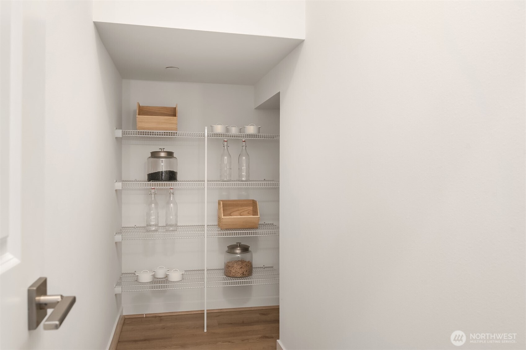 Photos are of a furnished Daisy for demonstration purposes only. Surfaces and finishes may differ.