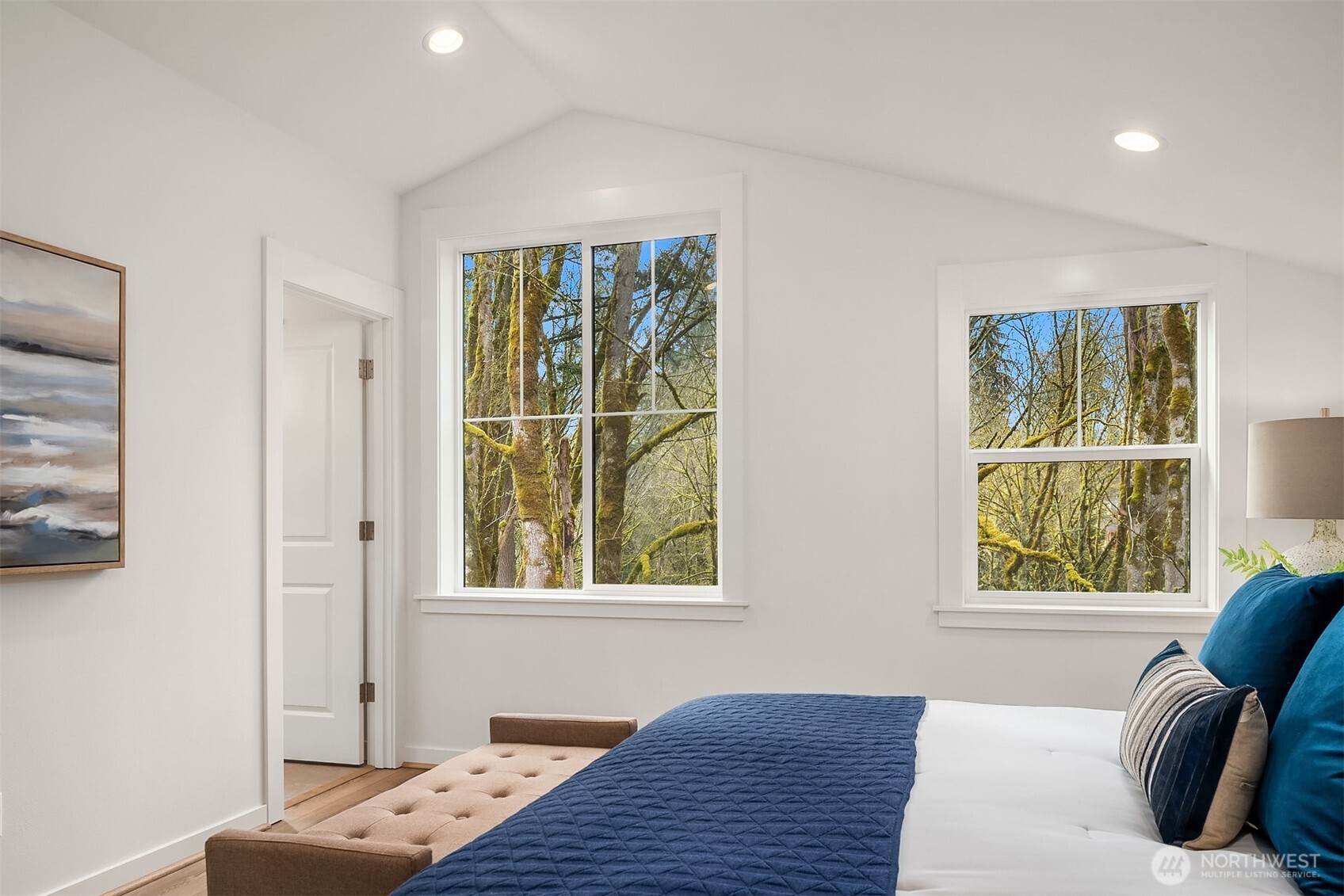 Photos are of a furnished Daisy for demonstration purposes only. Surfaces and finishes may differ.