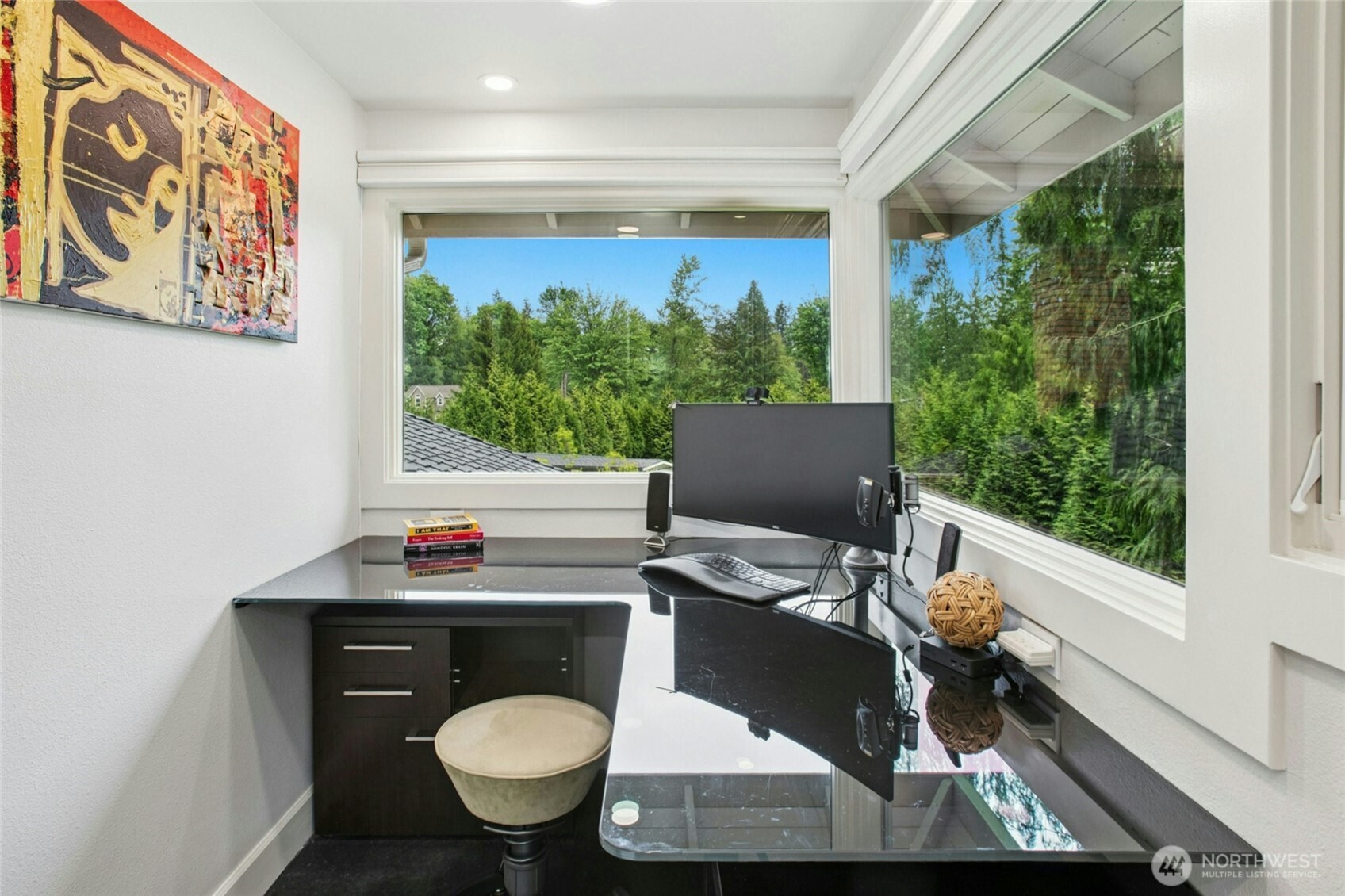 • Office with direct access to main bedroom: heated floor with Porcelanosa tiles; lots of windows; built in custom glass desk.