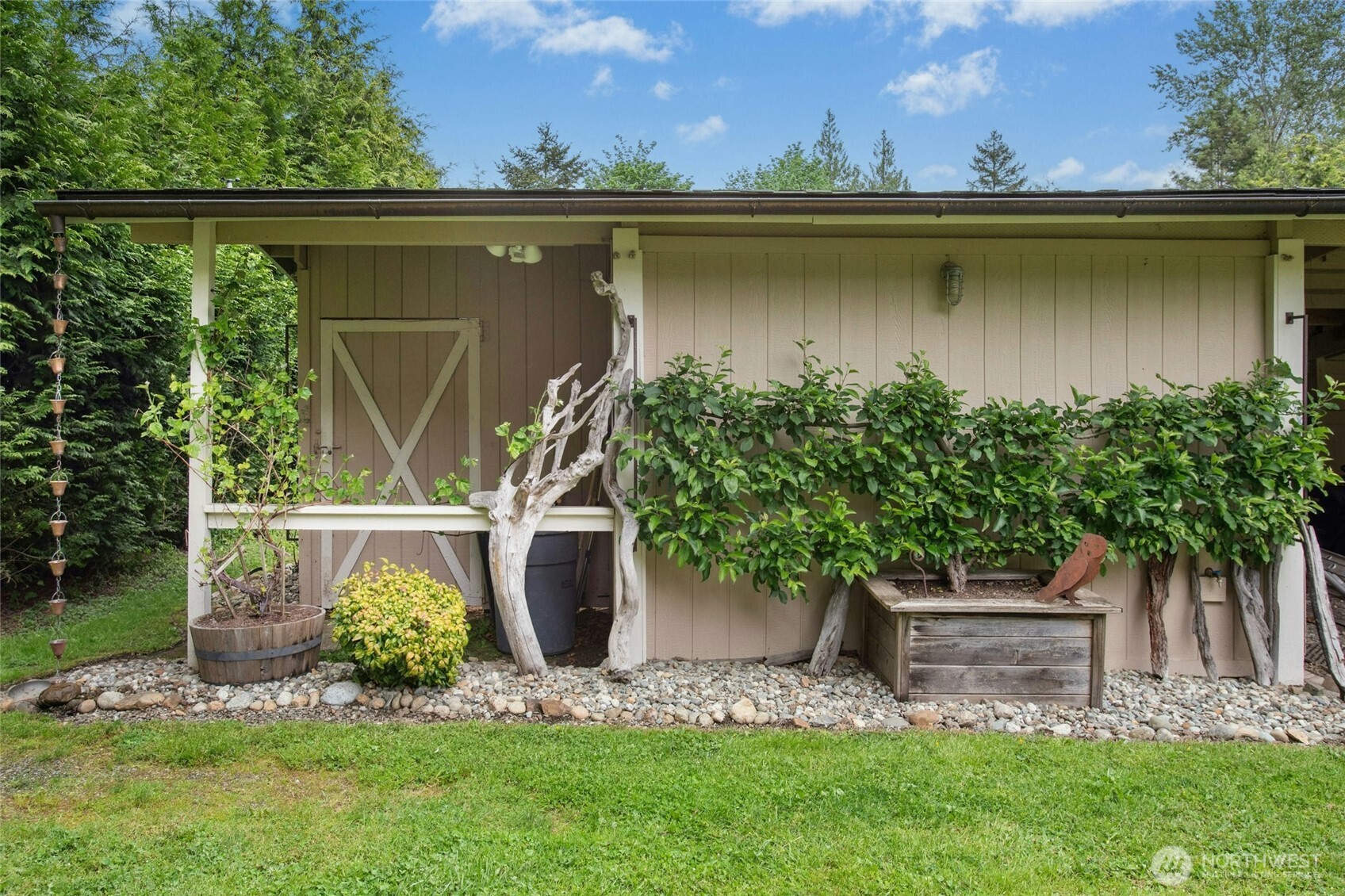 Direct access to the pipeline. Can be for horses, storage or extra shop space (has electricity and water available outside). Has a sheltered area which can store wood or be a carport/ store toys.