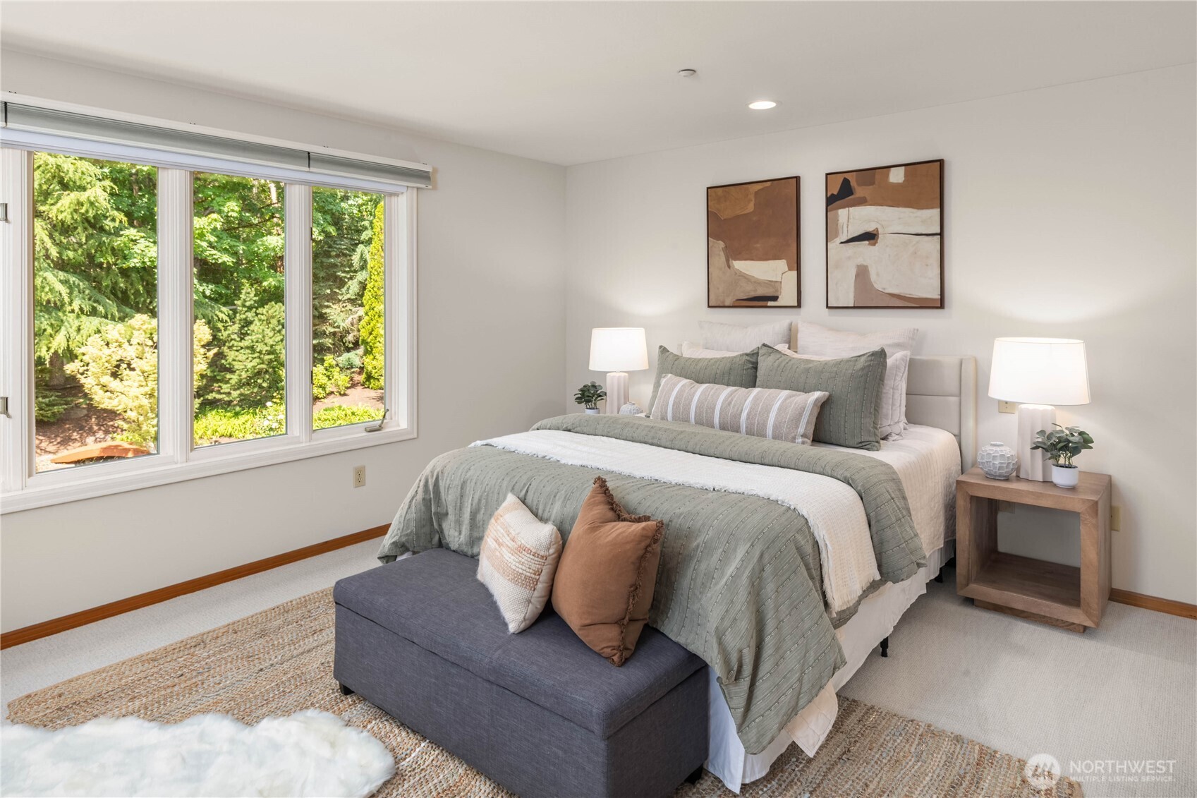 Large primary bedroom w/5 piece en suite bath