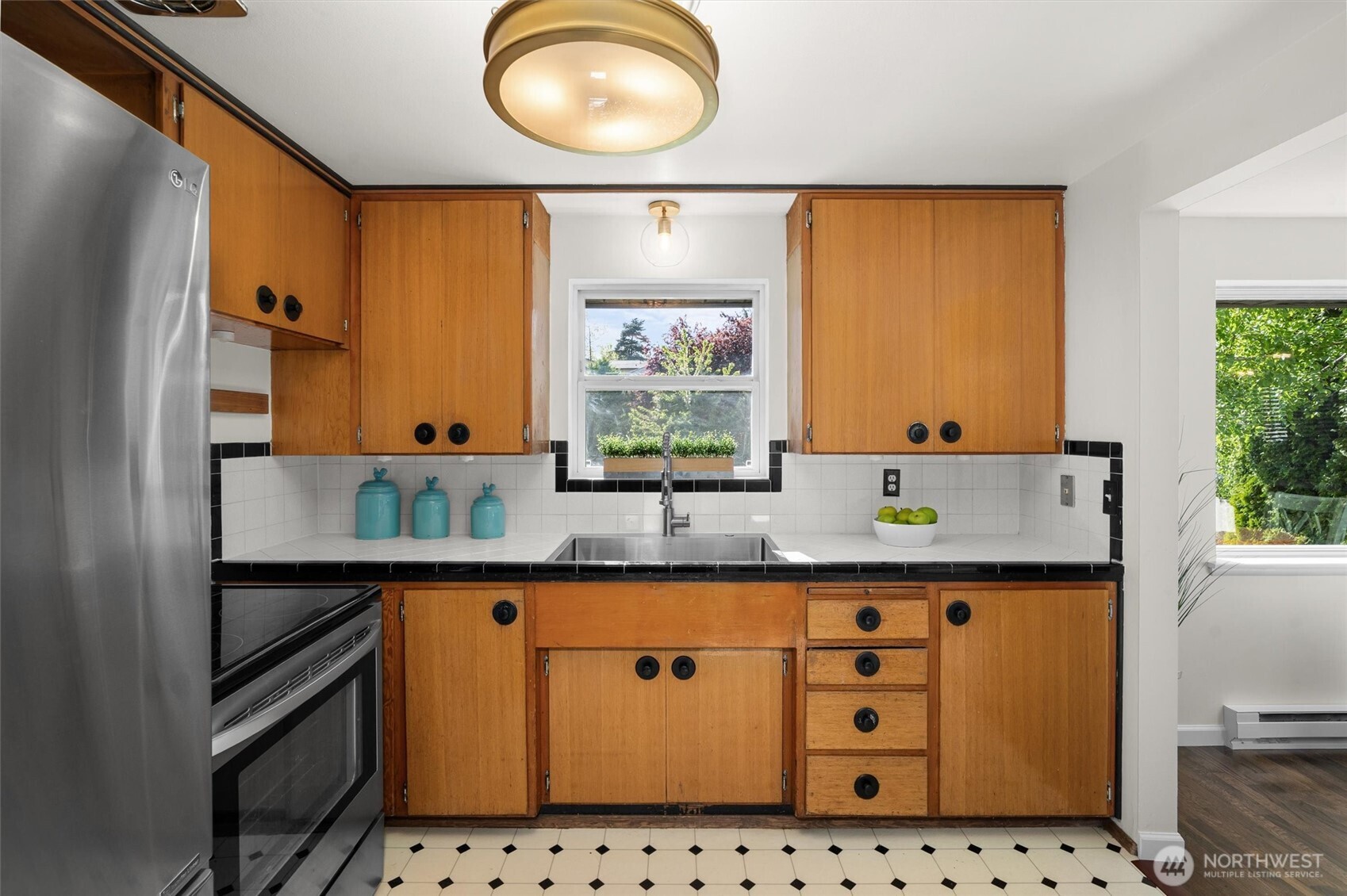 Adorable kitchen.