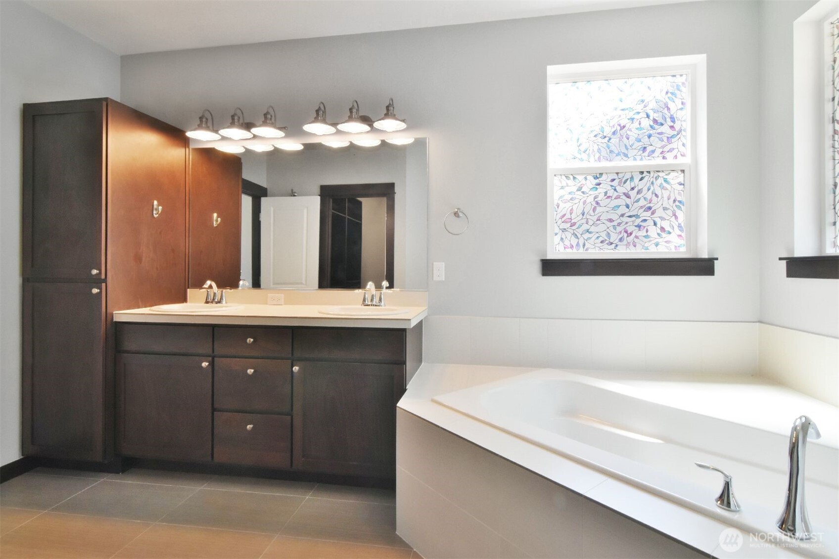 Corner Soaking Tub & Separate Shower