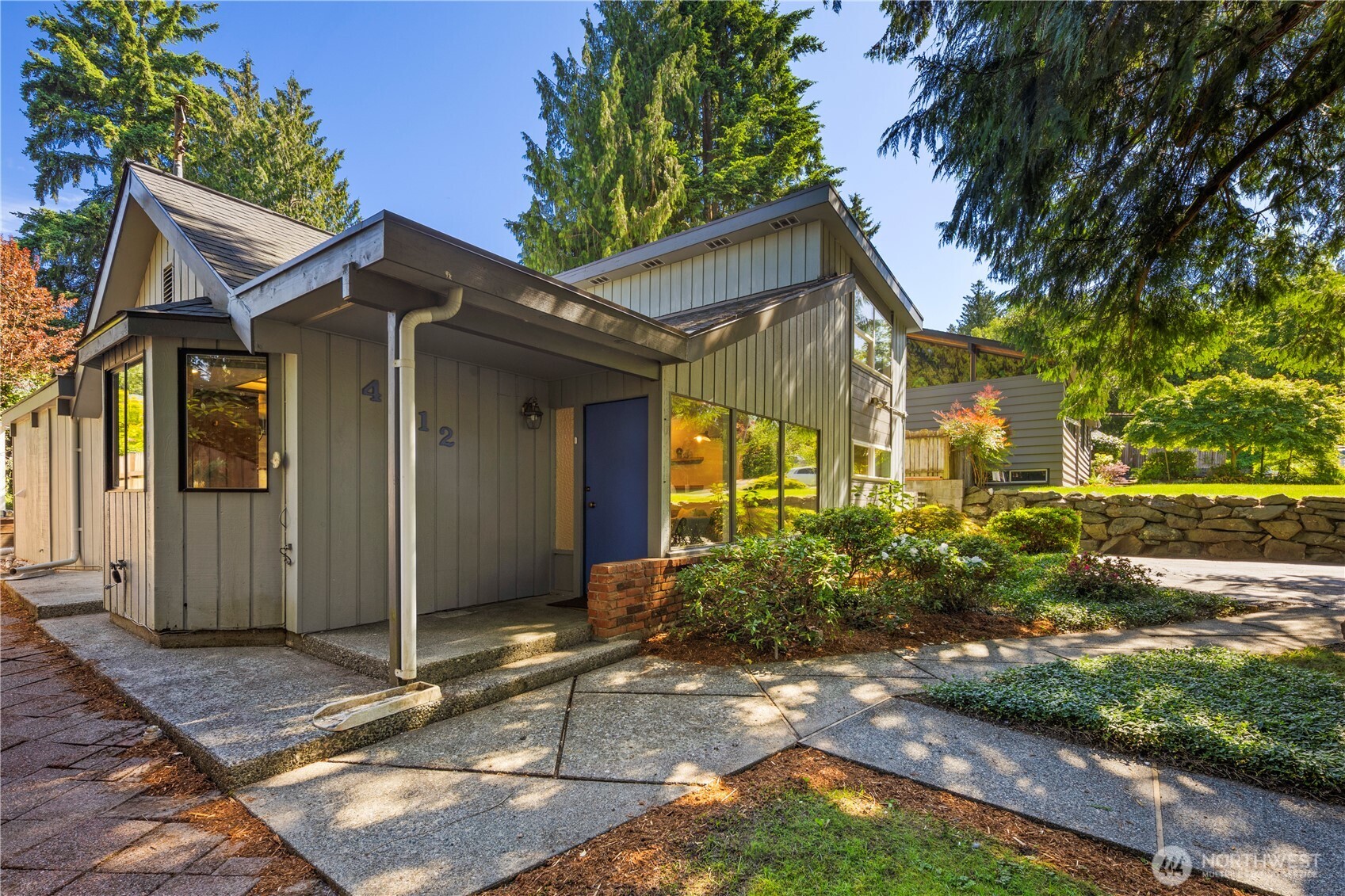 Covered entry with access to yard through the left