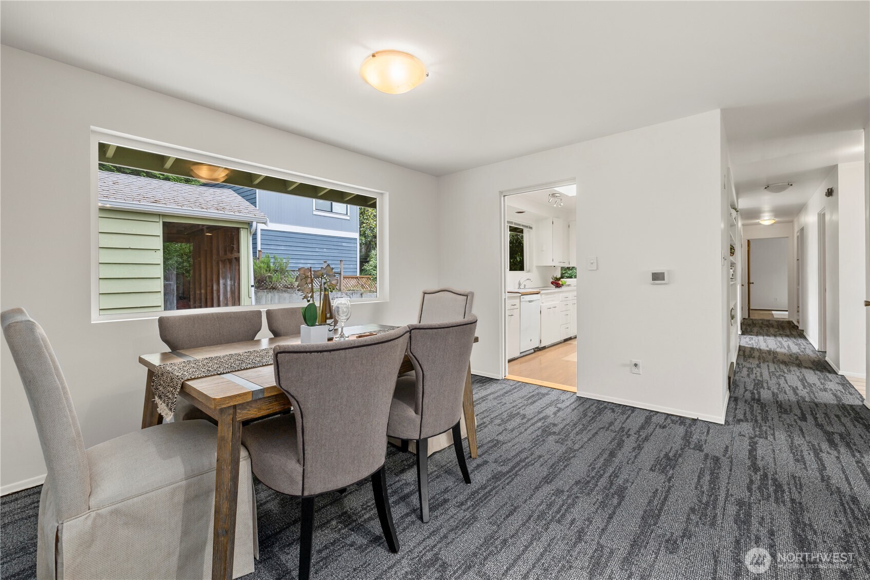 Primary bedrooms 1/2 bath