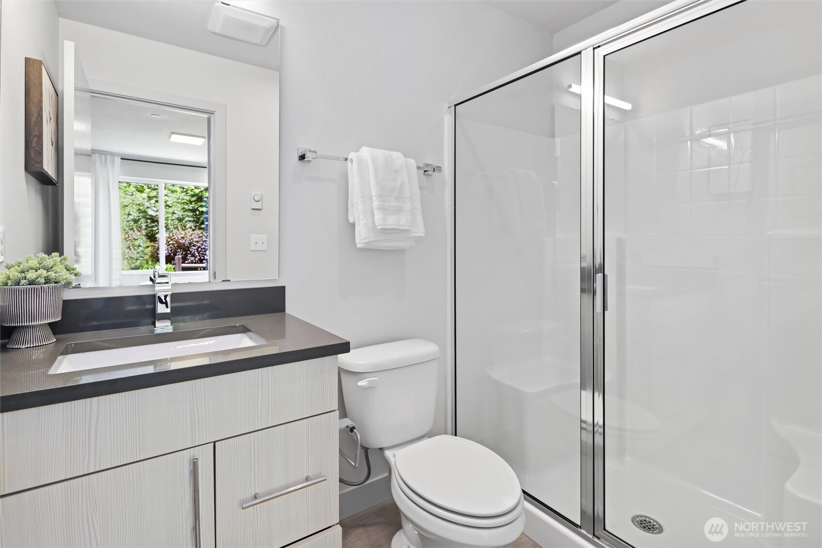 Ensuite bath attached to ground floor guest bedroom.