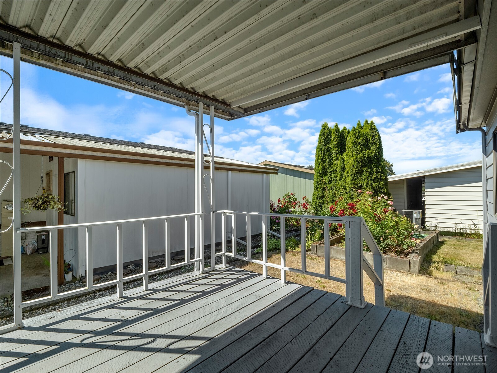 Covered back patio - great for hosting!