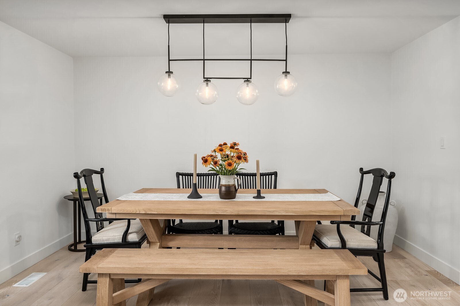 Cozy dining room & tasteful lighting