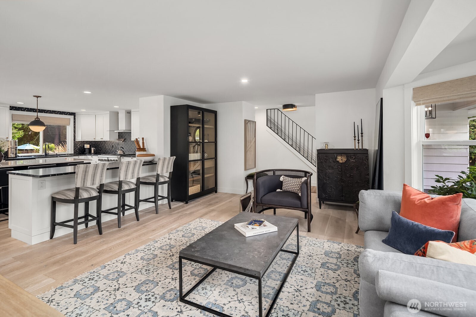 Open & flowing concept into the kitchen