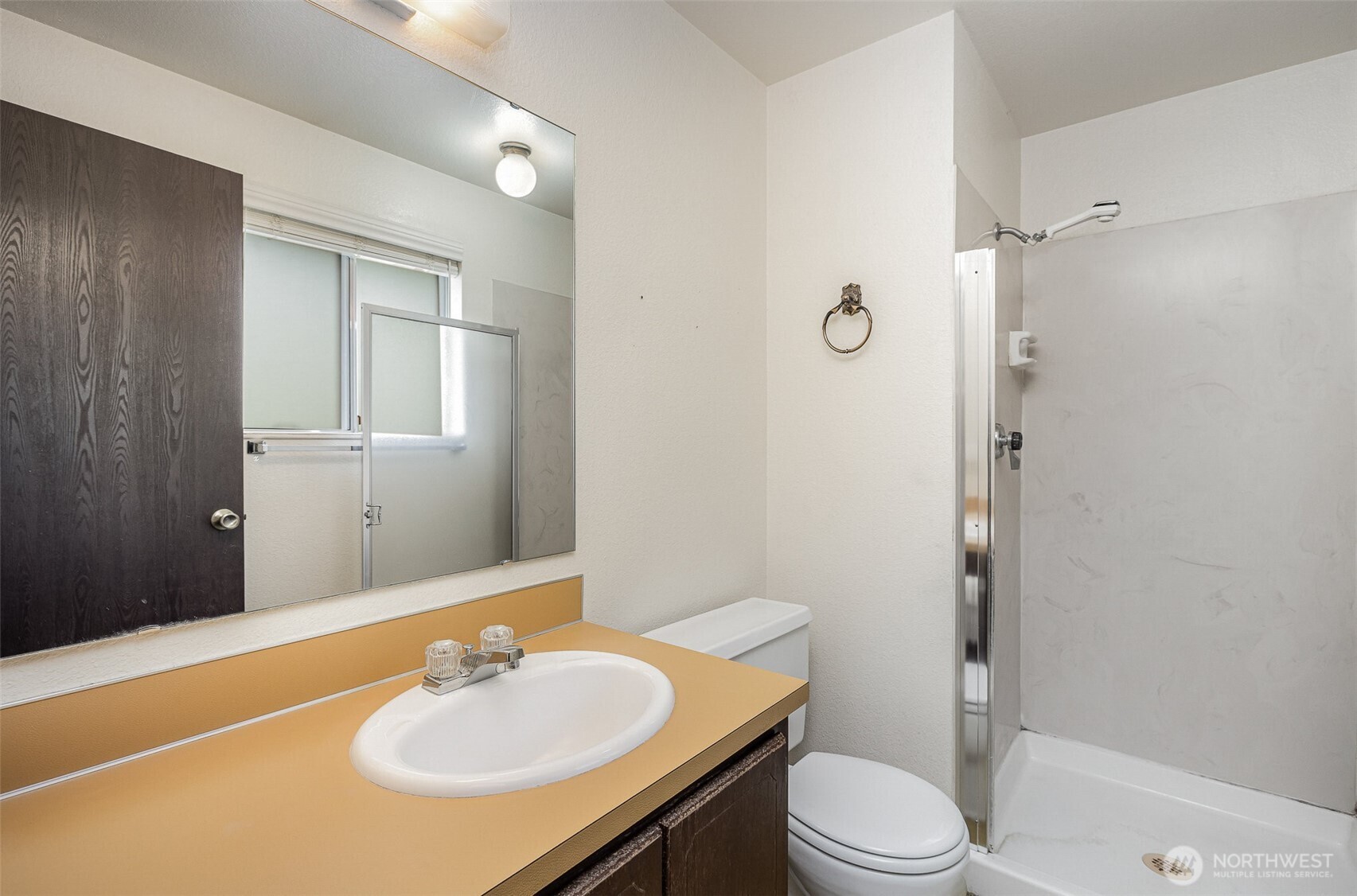 Primary 3/4 en-suite bathroom.
