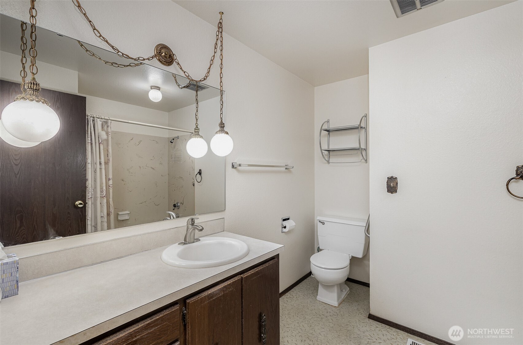 Upstairs full bathroom.