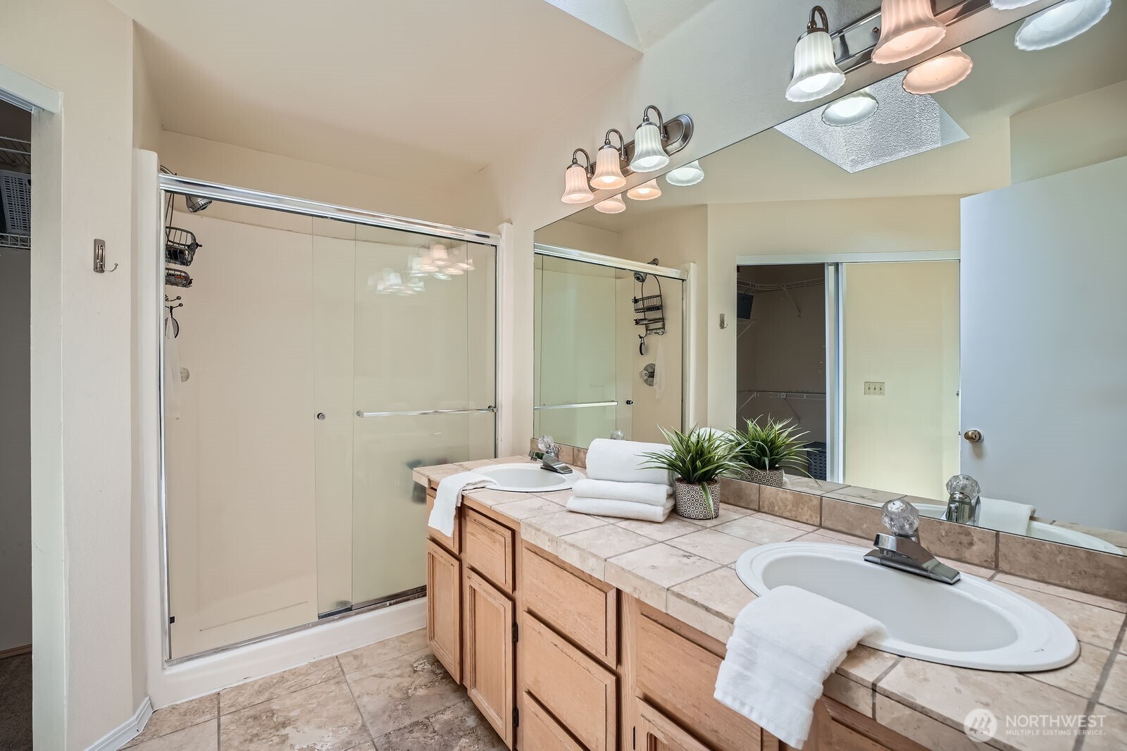 Master bedroom ensuite w/ 4 piece bath